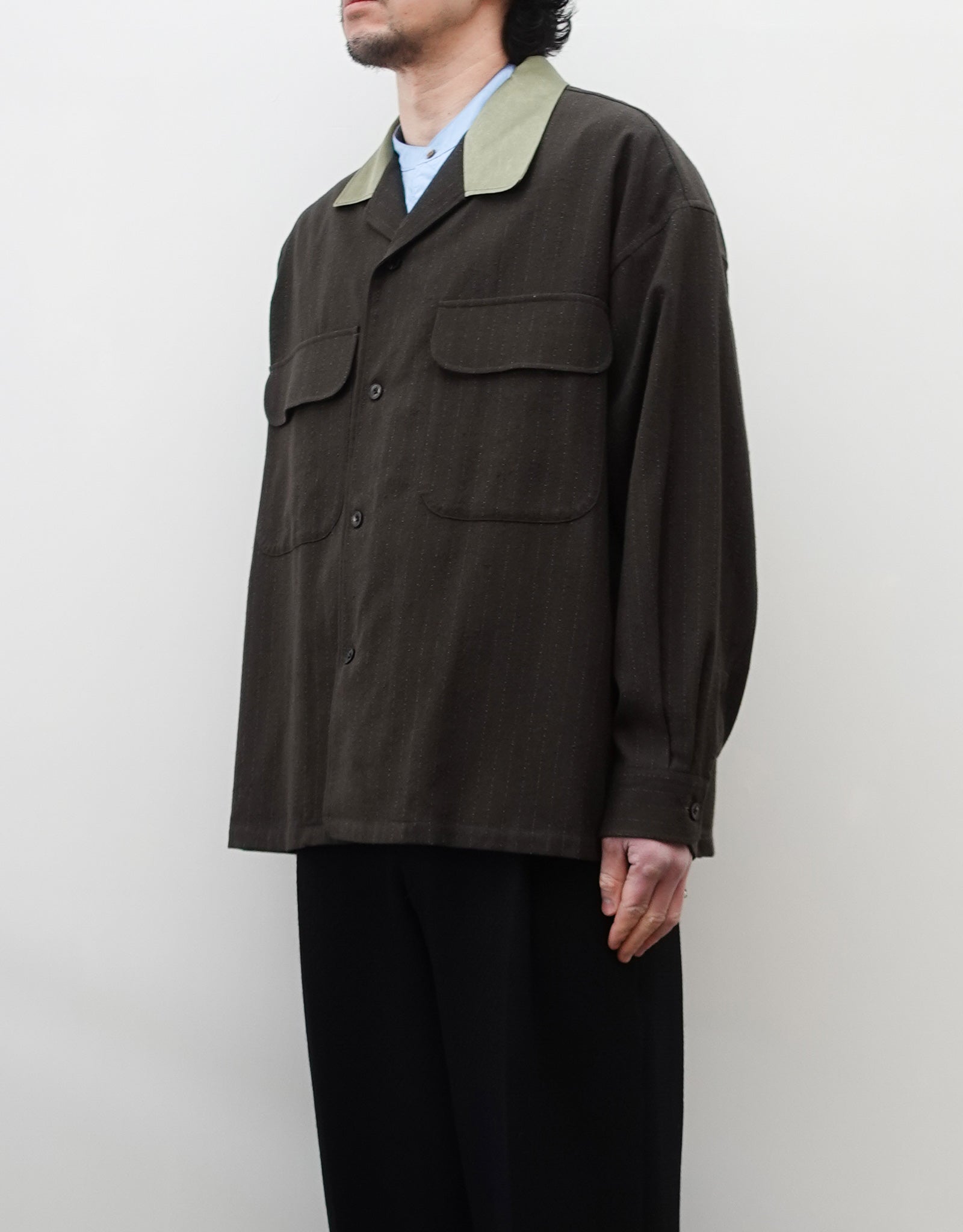 NEZU YO-HINTEN(根津洋品店) ウール シルク ボードシャツ ストライプ ダークカーキ ストライプ ボックスシルエット 通販 184cm着画 上半身 右斜め前向き セレクトショップ VOUILLON