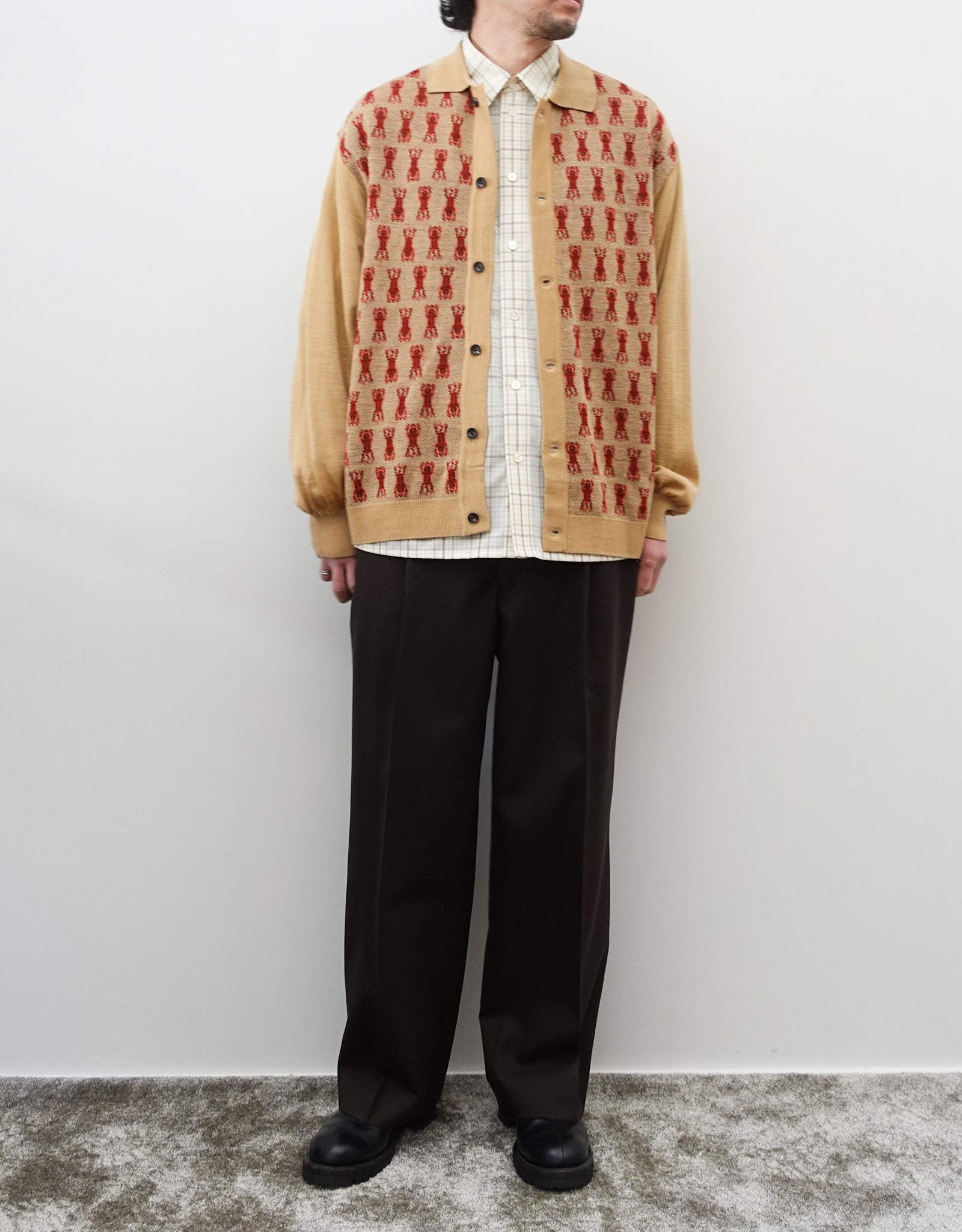 NEZU YO-HINTEN(根津洋品店) チベタンタイガー ジャガード ニットシャツ ベージュ 薄手でしなやかでリラックスフィット 通販 184cm着画 スタイリング チェックシャツ スラックス セレクトショップ VOUILLON