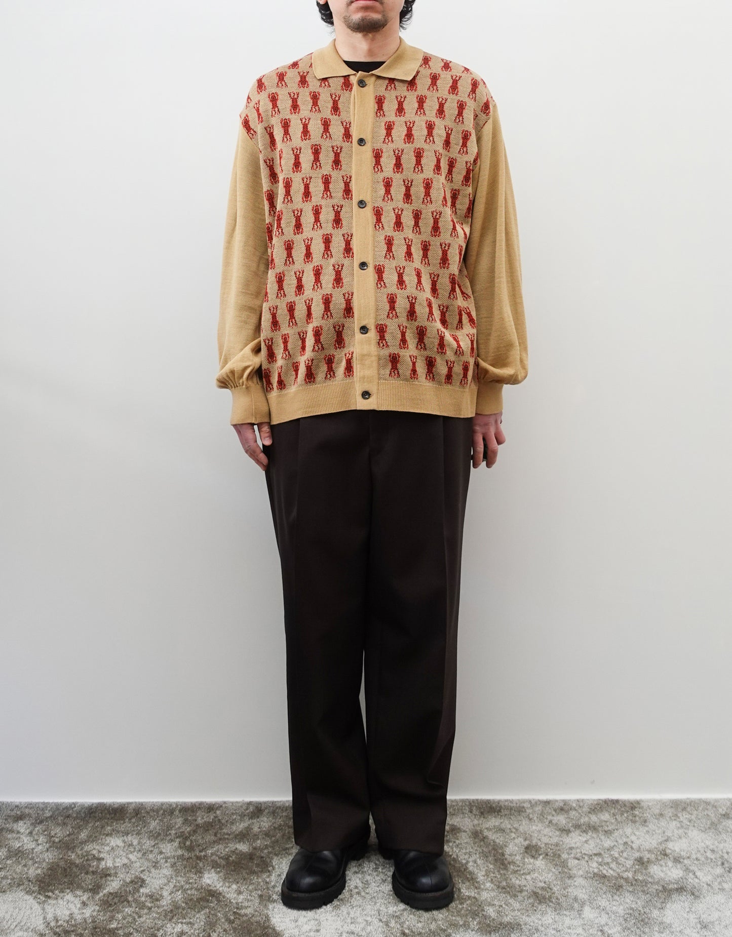 NEZU YO-HINTEN(根津洋品店) チベタンタイガー ジャガード ニットシャツ ベージュ 薄手でしなやかでリラックスフィット 通販 184cm着画 全身 正面 セレクトショップ VOUILLON