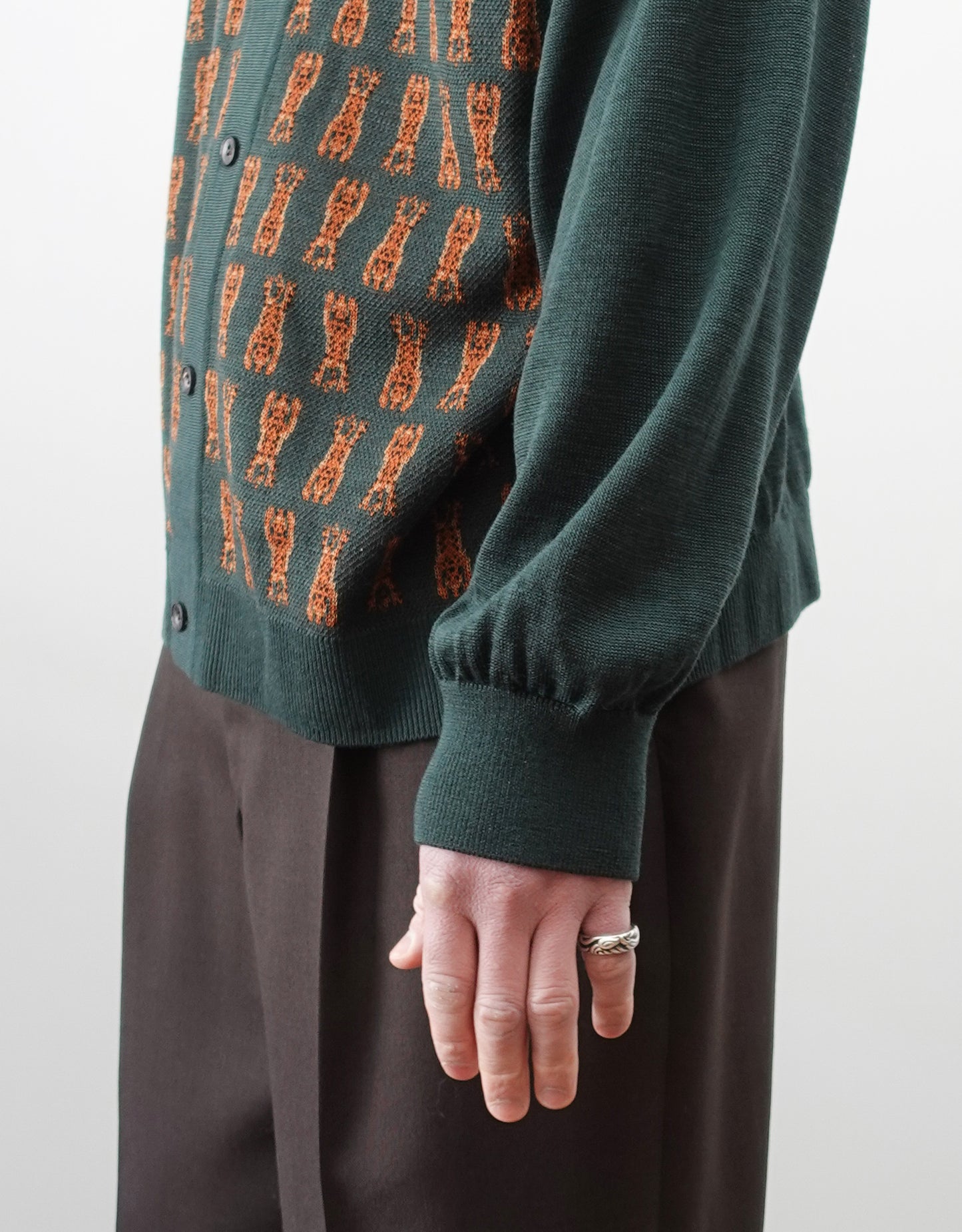 NEZU YO-HINTEN(根津洋品店) チベタンタイガー ジャガード ニットシャツ グリーン 薄手でしなやかでリラックスフィット 通販 184cm着画 袖口 柄 アップ セレクトショップ VOUILLON