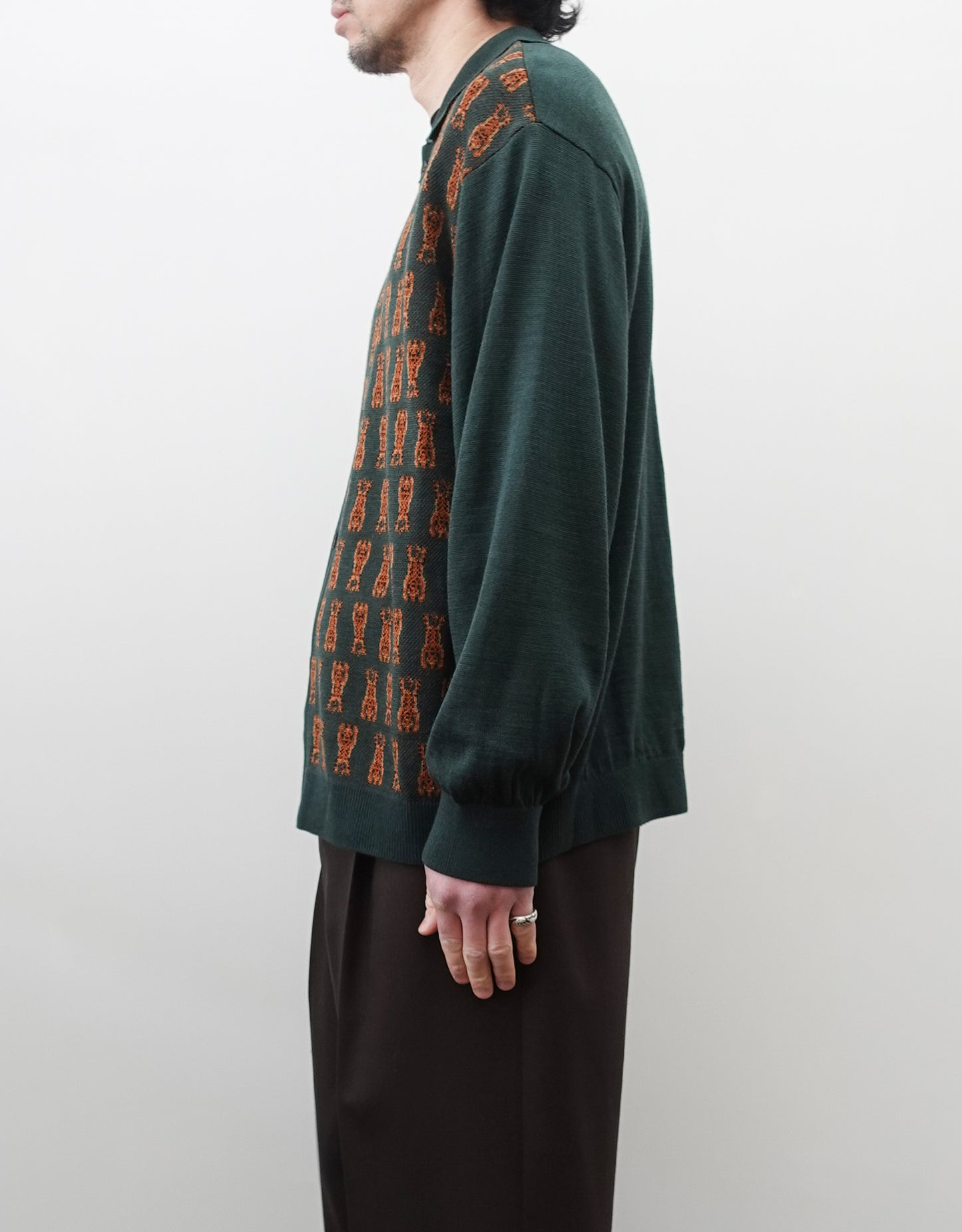 NEZU YO-HINTEN(根津洋品店) チベタンタイガー ジャガード ニットシャツ グリーン 薄手でしなやかでリラックスフィット 通販 184cm着画 上半身 右向き セレクトショップ VOUILLON