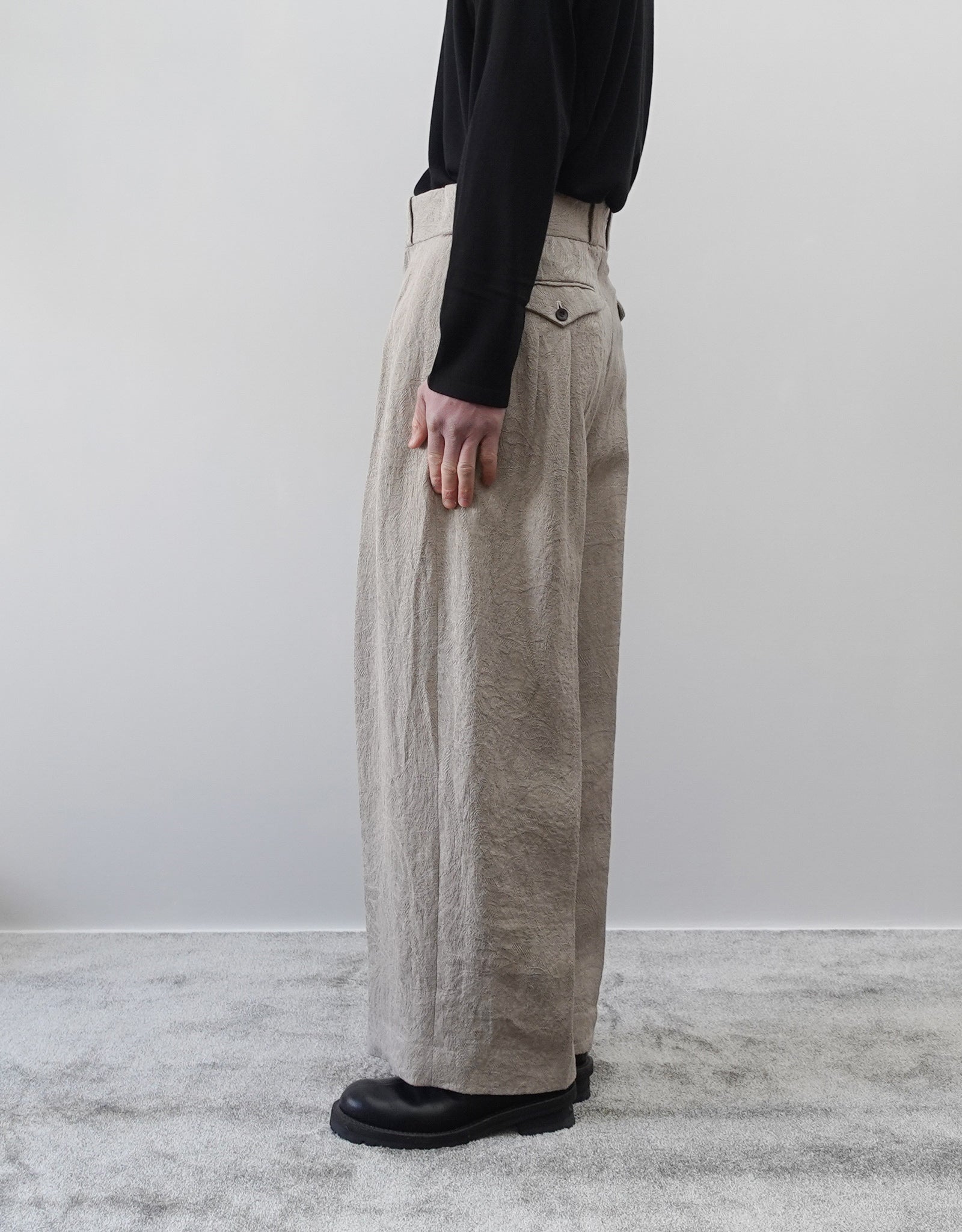 NEZU YO-HINTEN(根津洋品店) TANGO PANTS ワイドシルエット ジャガード ベージュ リネン しなやかでドレープ性がある 通販 184cm着用イメージ 下半身 右 セレクトショップ VOUILLON