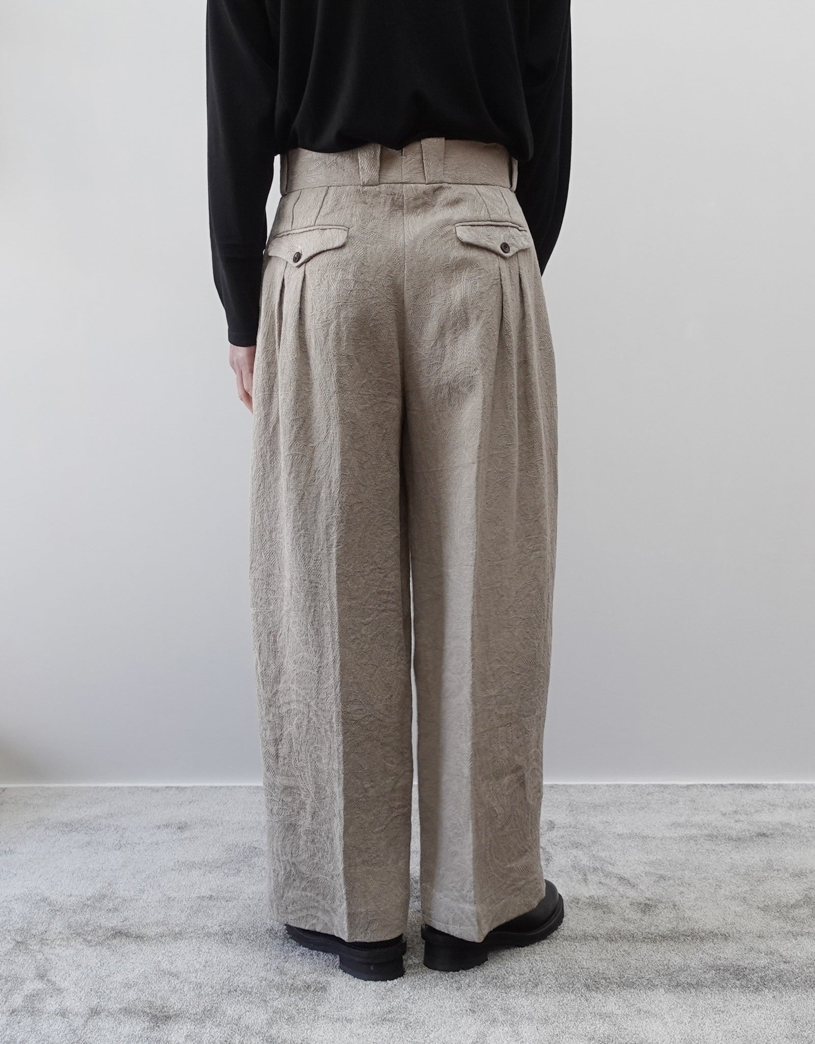 NEZU YO-HINTEN(根津洋品店) TANGO PANTS ワイドシルエット ジャガード ベージュ リネン しなやかでドレープ性がある 通販 184cm着用イメージ 下半身 背面 セレクトショップ VOUILLON