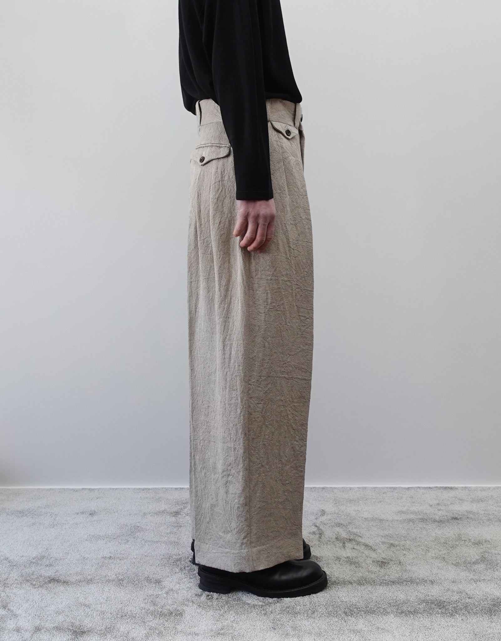 NEZU YO-HINTEN(根津洋品店) TANGO PANTS ワイドシルエット ジャガード ベージュ リネン しなやかでドレープ性がある 通販 184cm着用イメージ 下半身 左 セレクトショップ VOUILLON