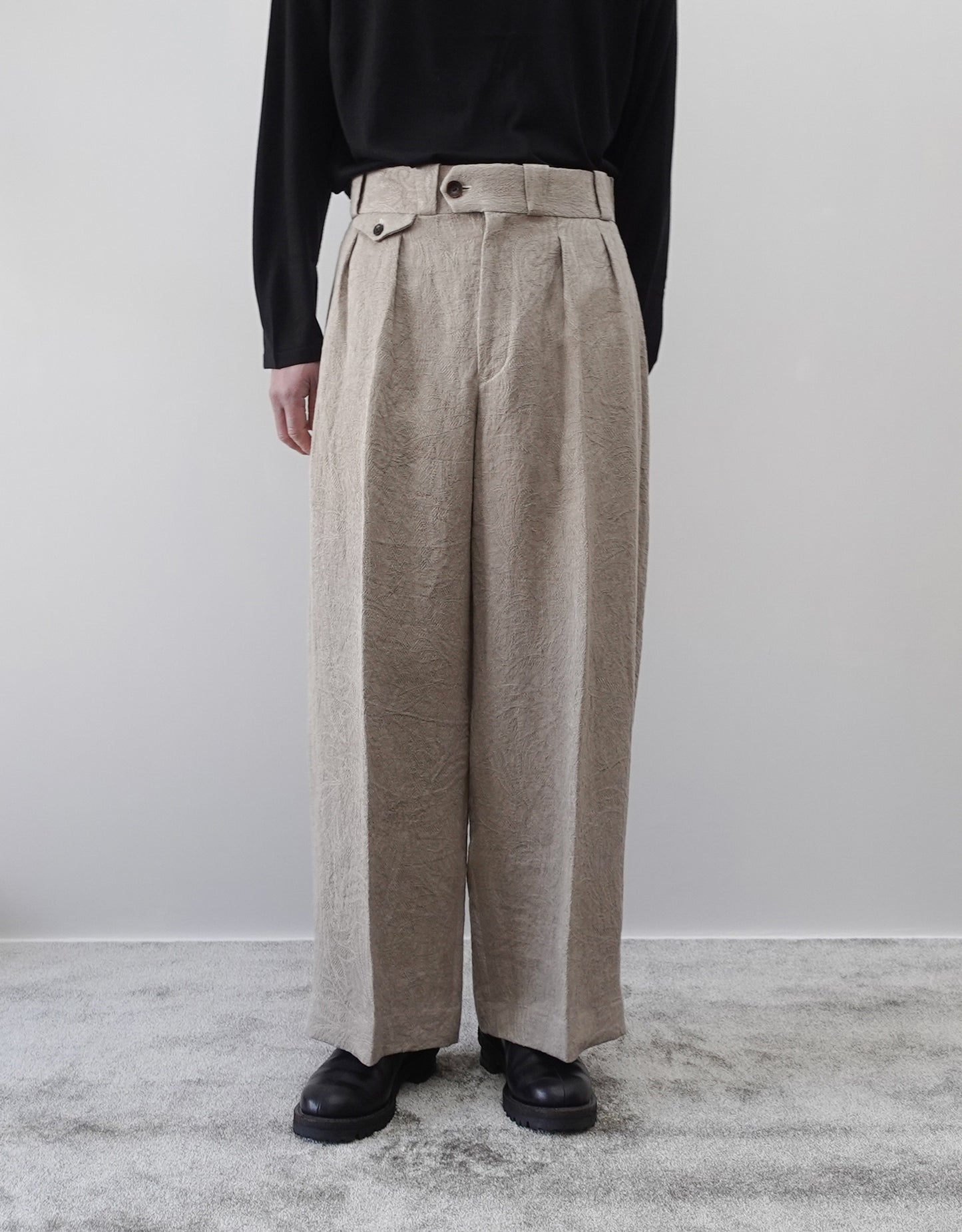 NEZU YO-HINTEN(根津洋品店) TANGO PANTS ワイドシルエット ジャガード ベージュ リネン しなやかでドレープ性がある 通販 184cm着用イメージ 下半身 正面 セレクトショップ VOUILLON