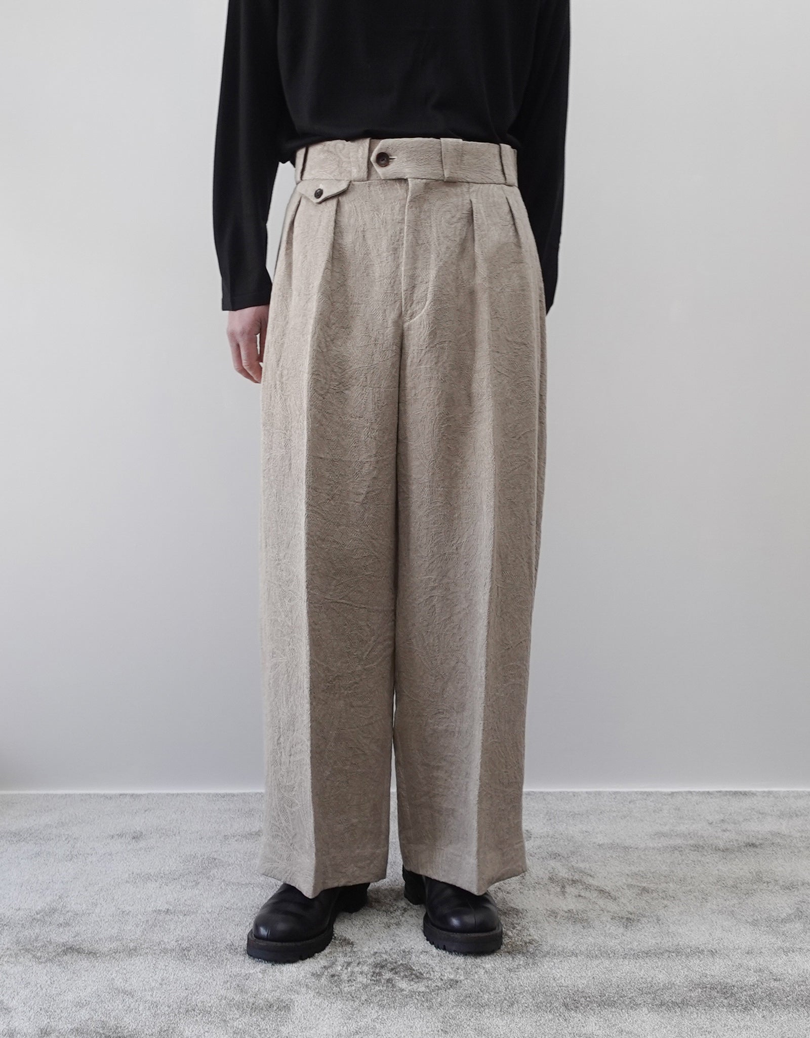 NEZU YO-HINTEN(根津洋品店) TANGO PANTS ワイドシルエット ジャガード ベージュ リネン しなやかでドレープ性がある 通販 184cm着用イメージ 下半身 正面 セレクトショップ VOUILLON