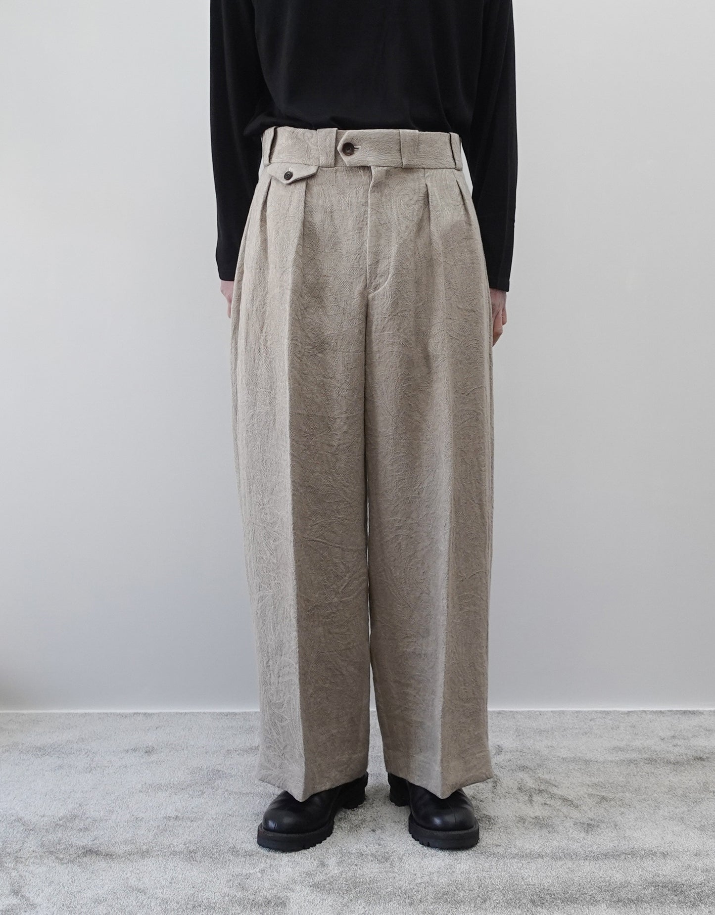 NEZU YO-HINTEN(根津洋品店) TANGO PANTS ワイドシルエット ジャガード ベージュ リネン しなやかでドレープ性がある 通販 184cm着用イメージ 下半身 正面 セレクトショップ VOUILLON