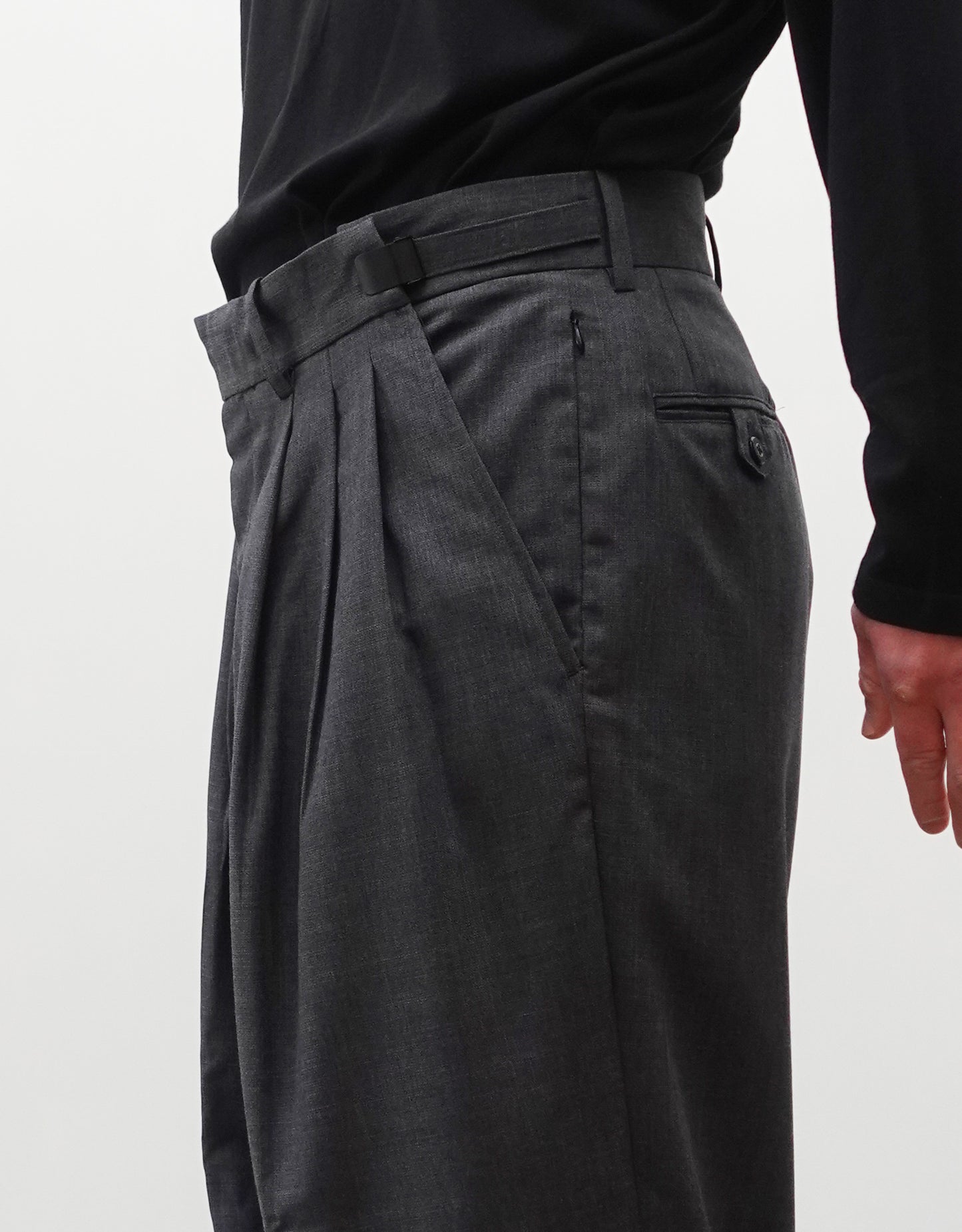 VOUILLON（ヴイヨン）のTriple Tuck Harlem Slacks - DARK GRAY（トリプルタックハーレムスラックス）。腰元の3タックによるボリューム感と、裾にかけて絞られたハーレムシルエットが特徴のダークグレー・ワイドパンツ。ウエストのアジャスターを最大にした着用画像。