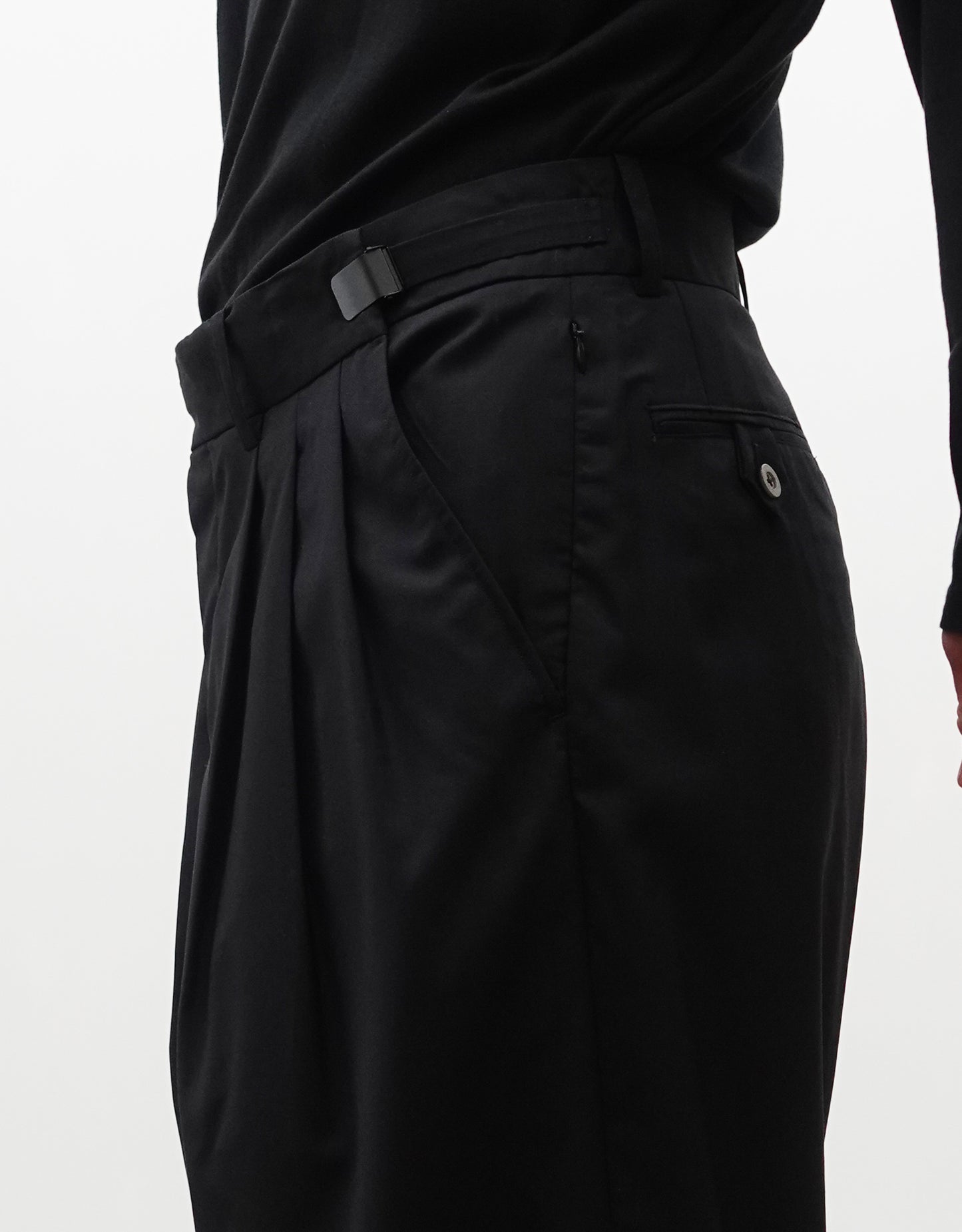 VOUILLON（ヴイヨン）のTriple Tuck Harlem Slacks - Black（トリプルタックハーレムスラックス）。腰元の3タックによるボリューム感と、裾にかけて絞られたハーレムシルエットが特徴のブラック・コクーンシルエットのパンツ。右斜めからウエスト寄りでアジャスター開閉紹介画像。