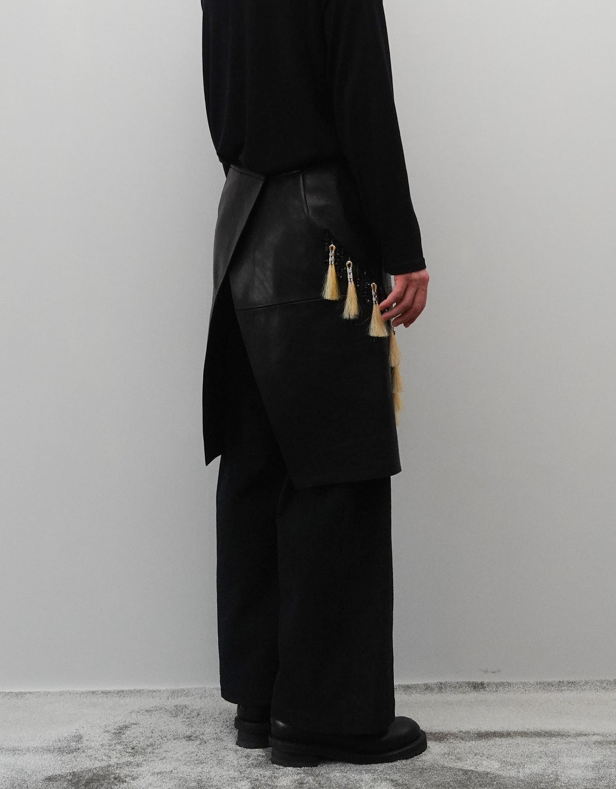 LEATHER SKIRT WITH HORSE HAIR&STONE