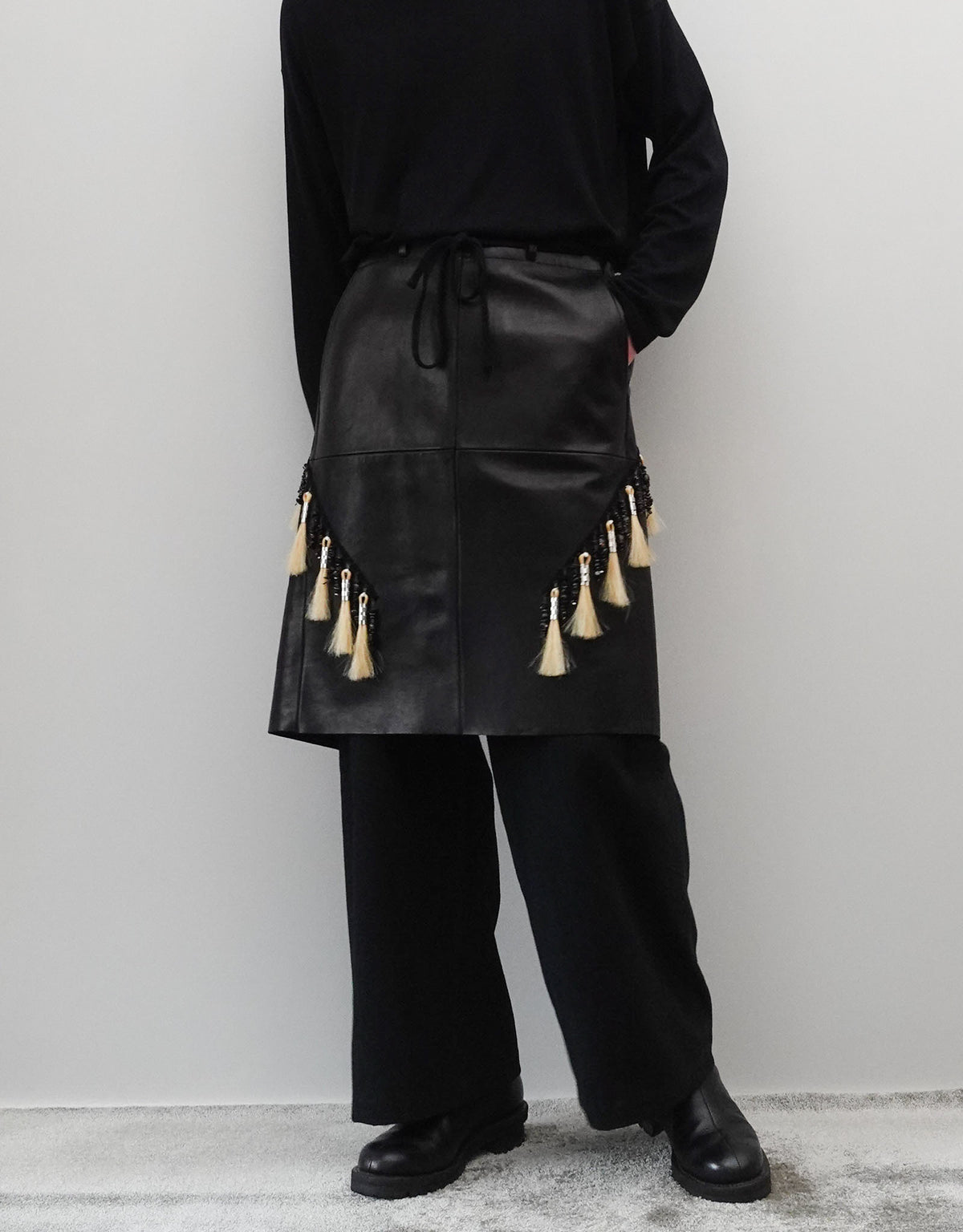 LEATHER SKIRT WITH HORSE HAIR&STONE