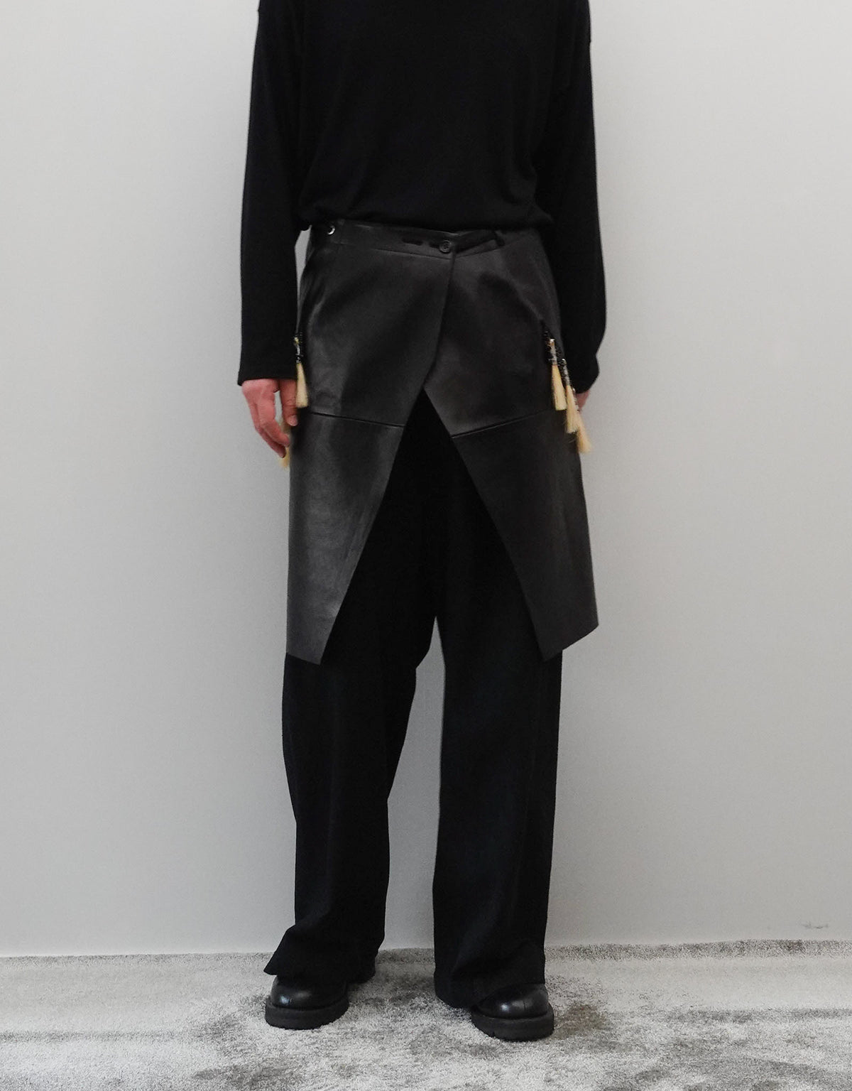 LEATHER SKIRT WITH HORSE HAIR&STONE