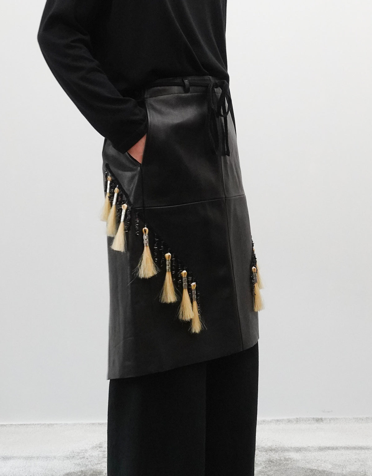 LEATHER SKIRT WITH HORSE HAIR&STONE