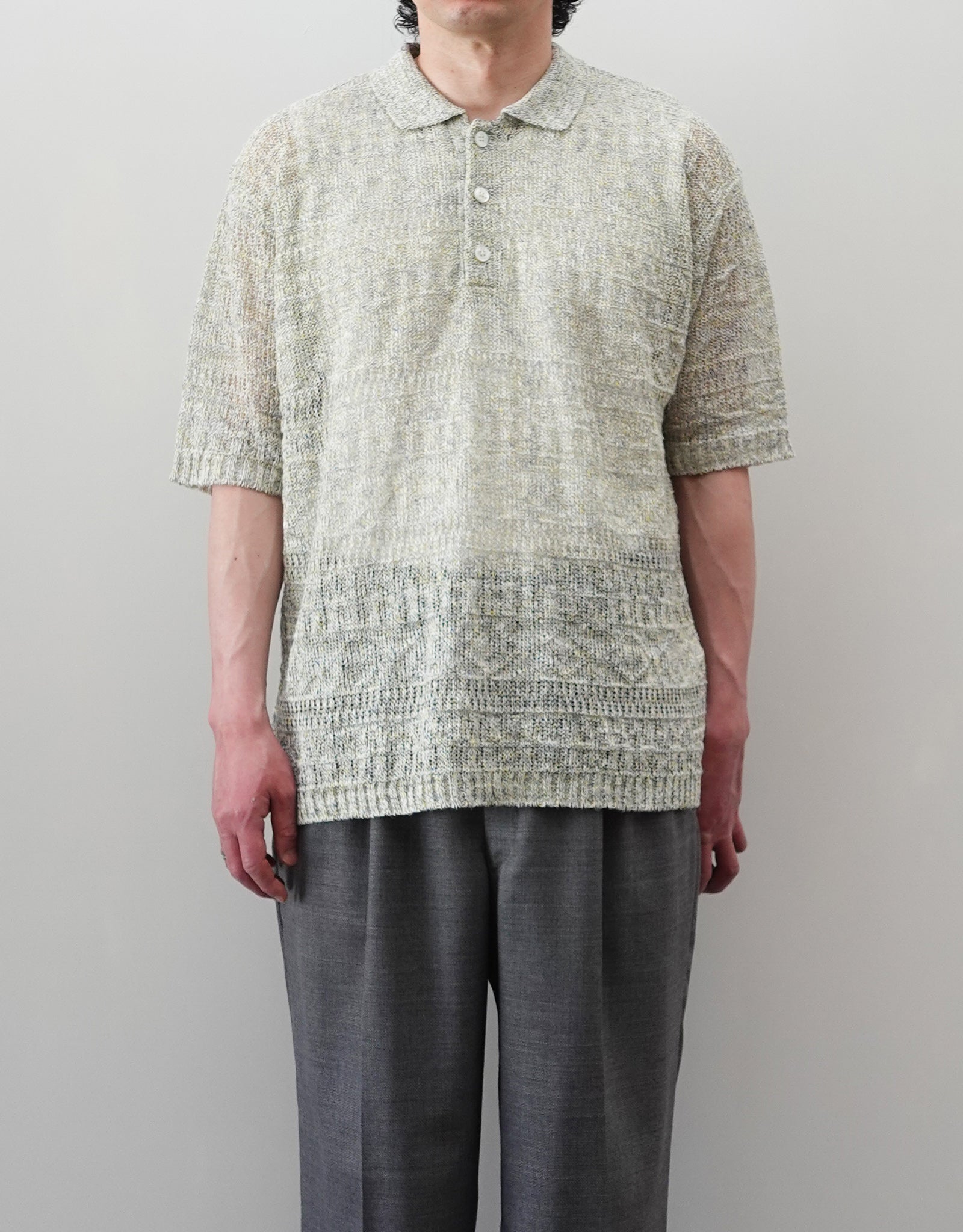 VOUILLON（ヴイヨン）のOpenwork Stitch Polo Linen Knit Shirt（オープンワークステッチポロリネンニットシャツ）。涼しげな透かし編み（オープンワーク）を施した、リネン素材のポロ襟ニットシャツ。独特の透け感とリラクシングなシルエットが特徴。モデル着用正面画像。