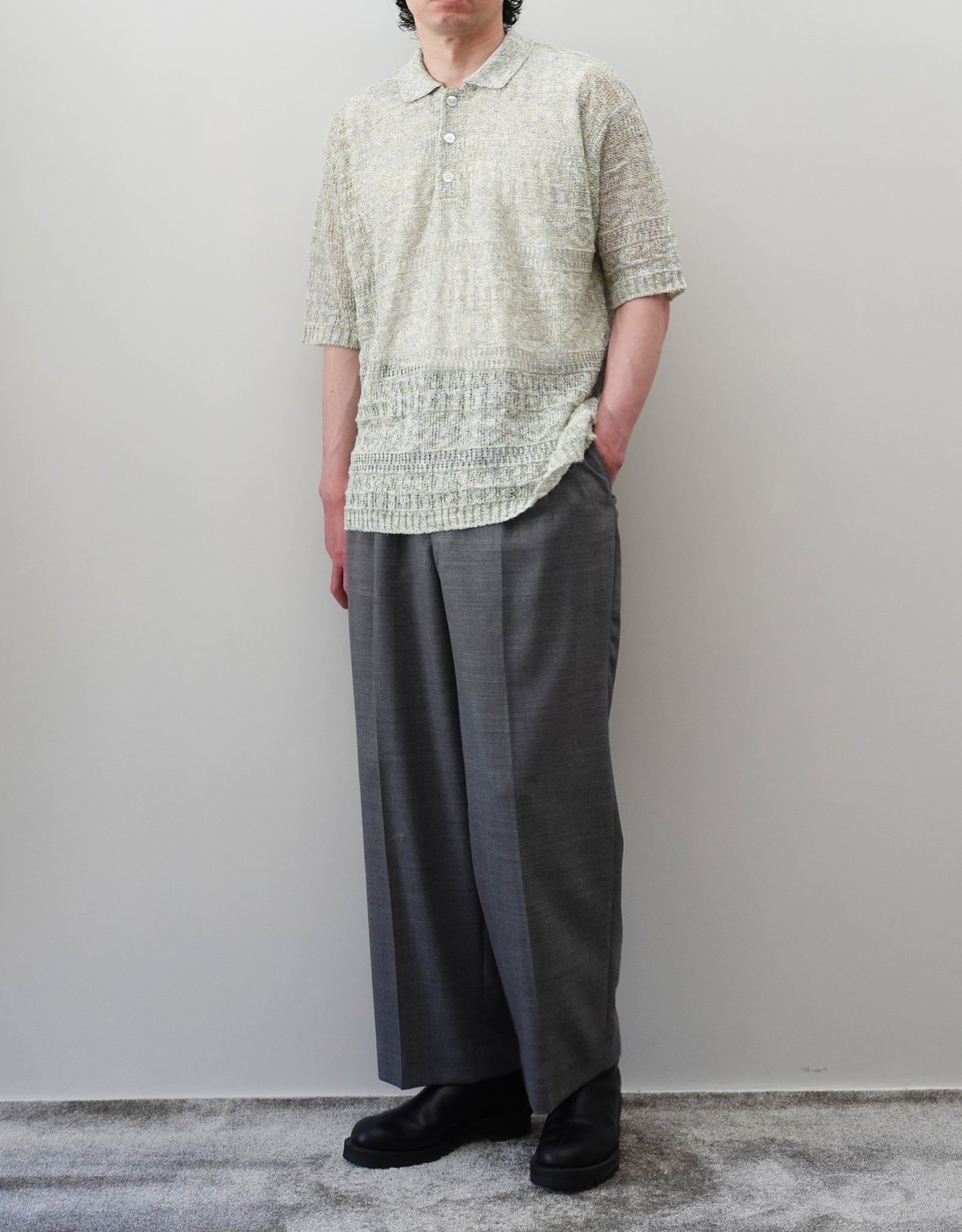VOUILLON（ヴイヨン）のOpenwork Stitch Polo Linen Knit Shirt（オープンワークステッチポロリネンニットシャツ）。涼しげな透かし編み（オープンワーク）を施した、リネン素材のポロ襟ニットシャツ。独特の透け感とリラクシングなシルエットが特徴。モデル着用正面全身画像。
