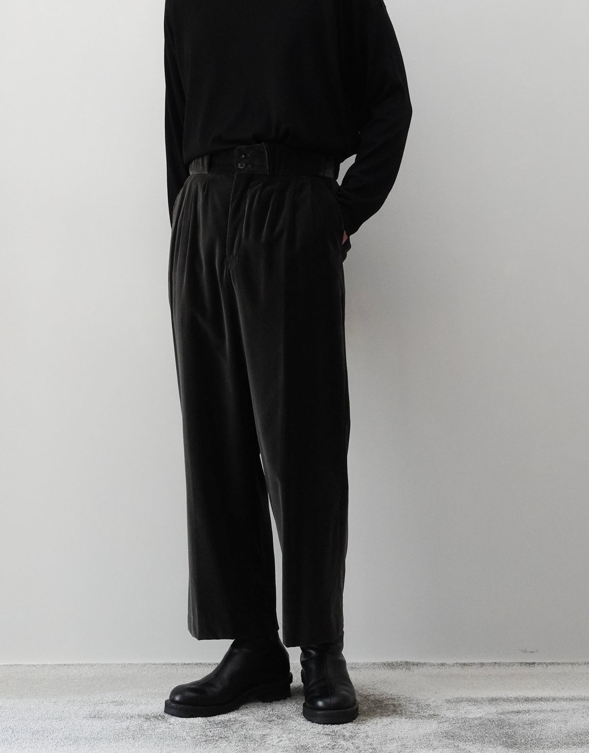 根津洋品店 SUPIMA VELVET FOUR PLEATS PANTALON チャコールグレー 正面全体シルエット 左手をポケットに入れいてる