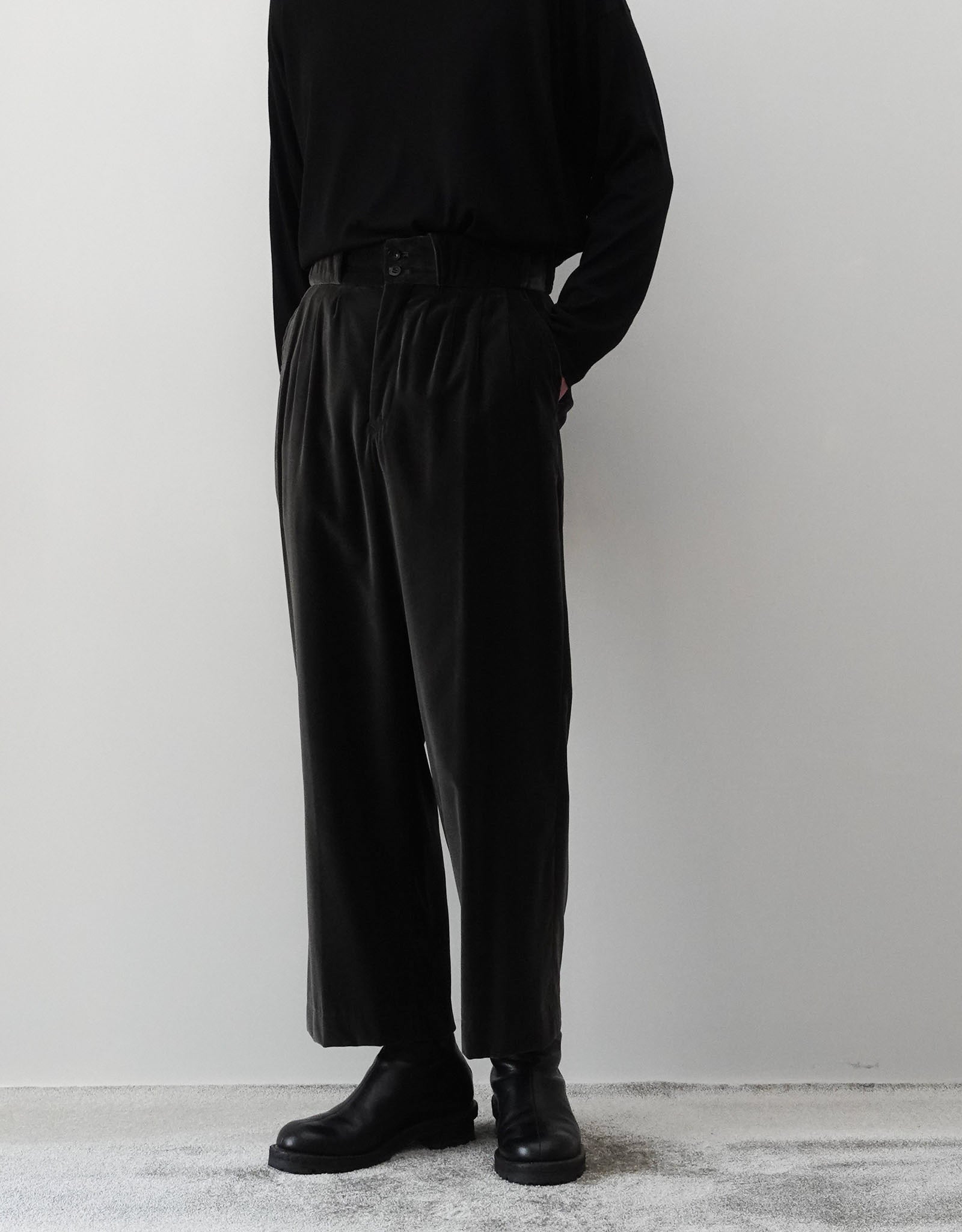 根津洋品店 SUPIMA VELVET FOUR PLEATS PANTALON チャコールグレー 正面全体シルエット 左手をポケットに入れいてる