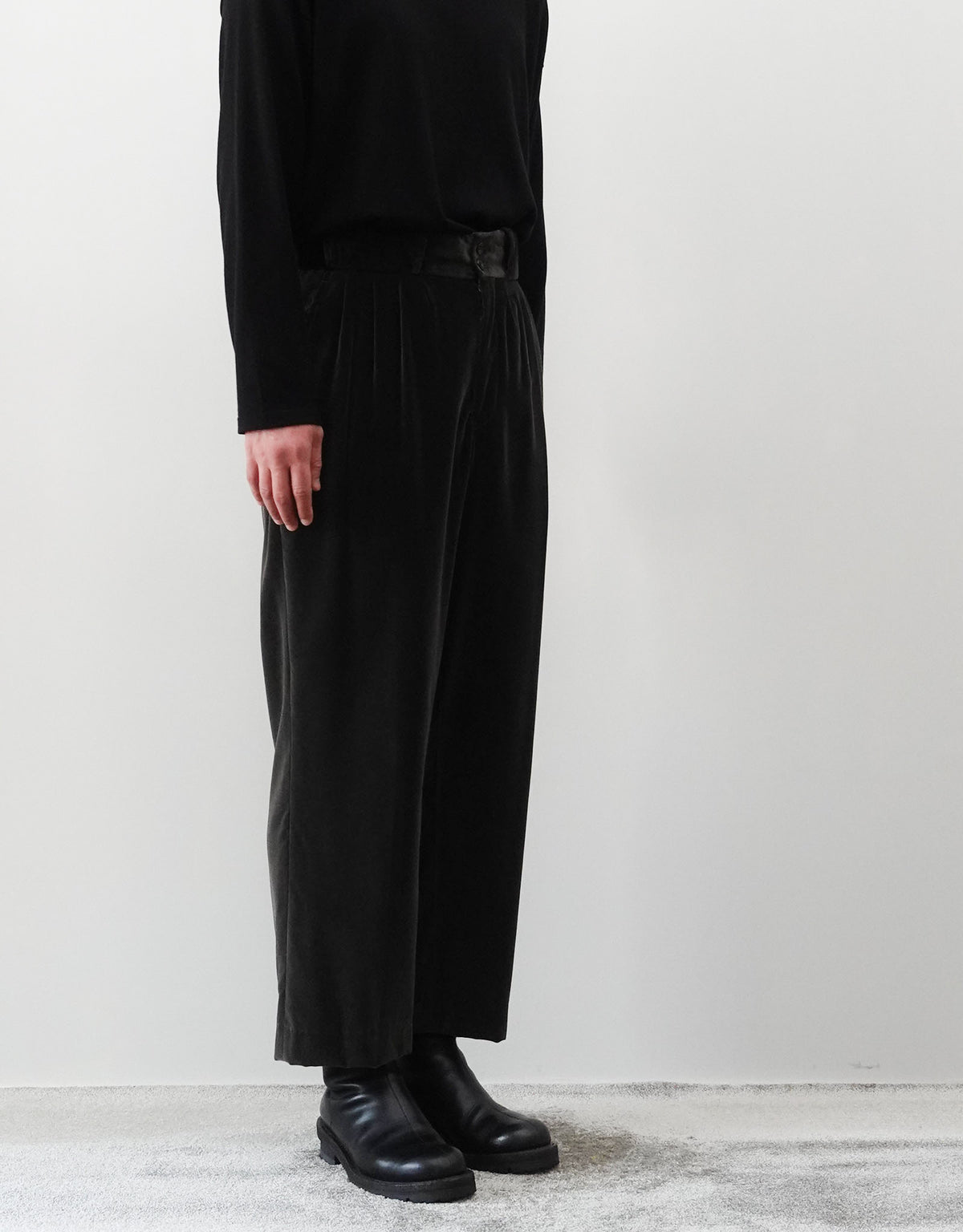 根津洋品店 SUPIMA VELVET FOUR PLEATS PANTALON チャコールグレー 左斜め前全体シルエット