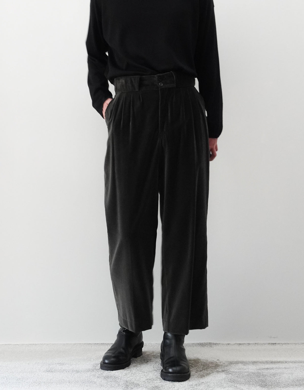 根津洋品店 SUPIMA VELVET FOUR PLEATS PANTALON チャコールグレー 正面全体シルエット 右手をポケットに入れている