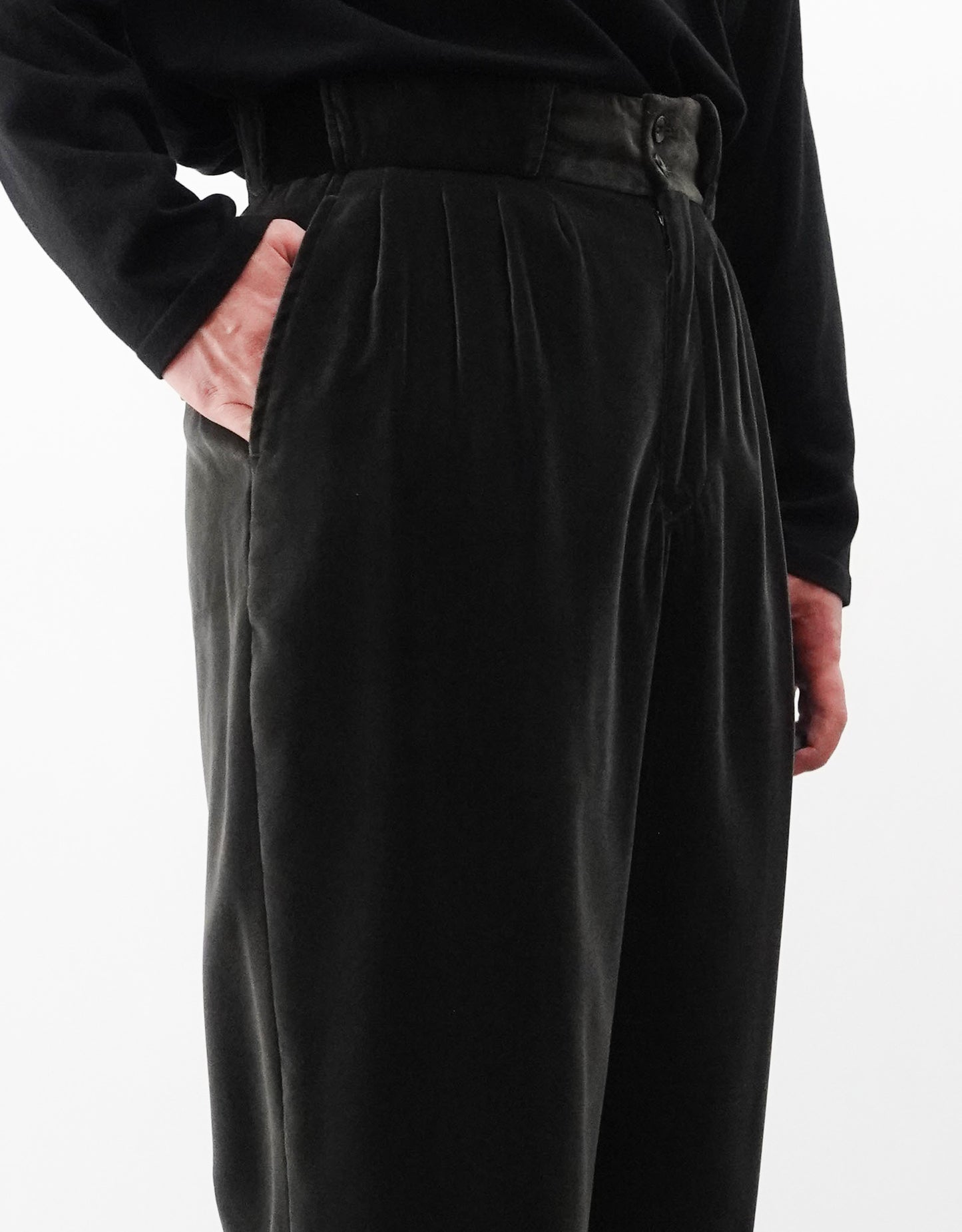 根津洋品店 SUPIMA VELVET FOUR PLEATS PANTALON チャコールグレー 腰回りアップ 右手をポケットに突っ込む