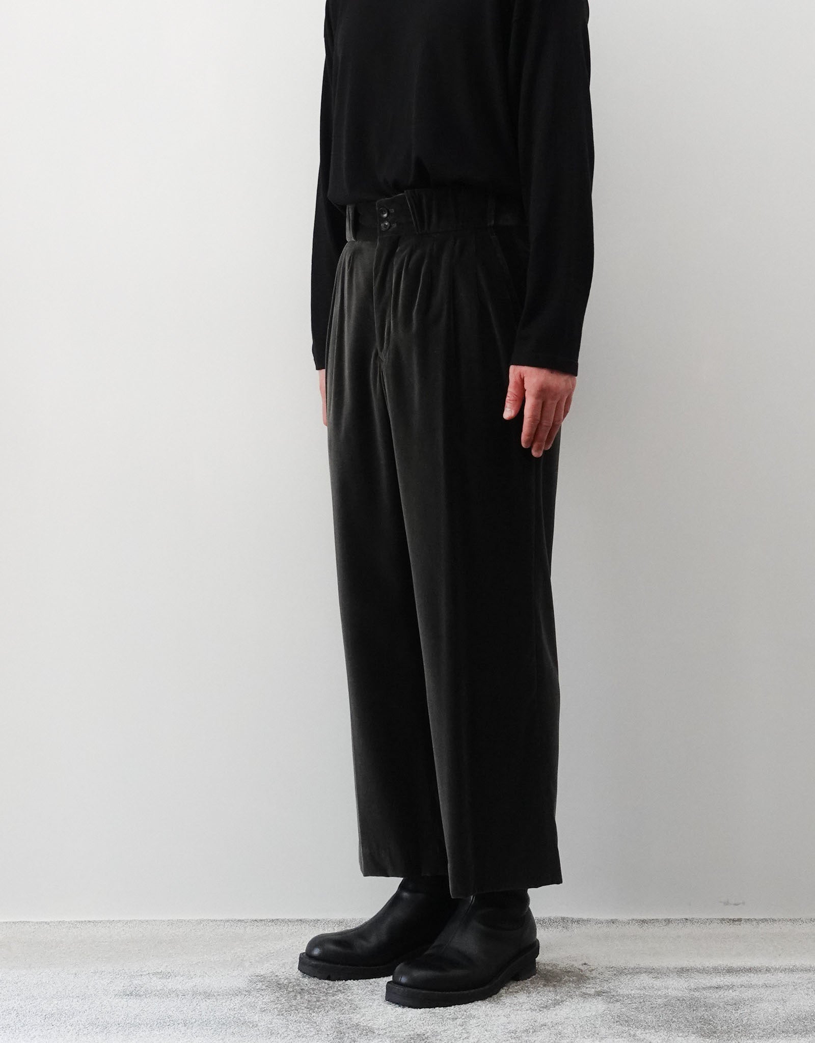 根津洋品店 SUPIMA VELVET FOUR PLEATS PANTALON チャコールグレー 右斜め前全体シルエット