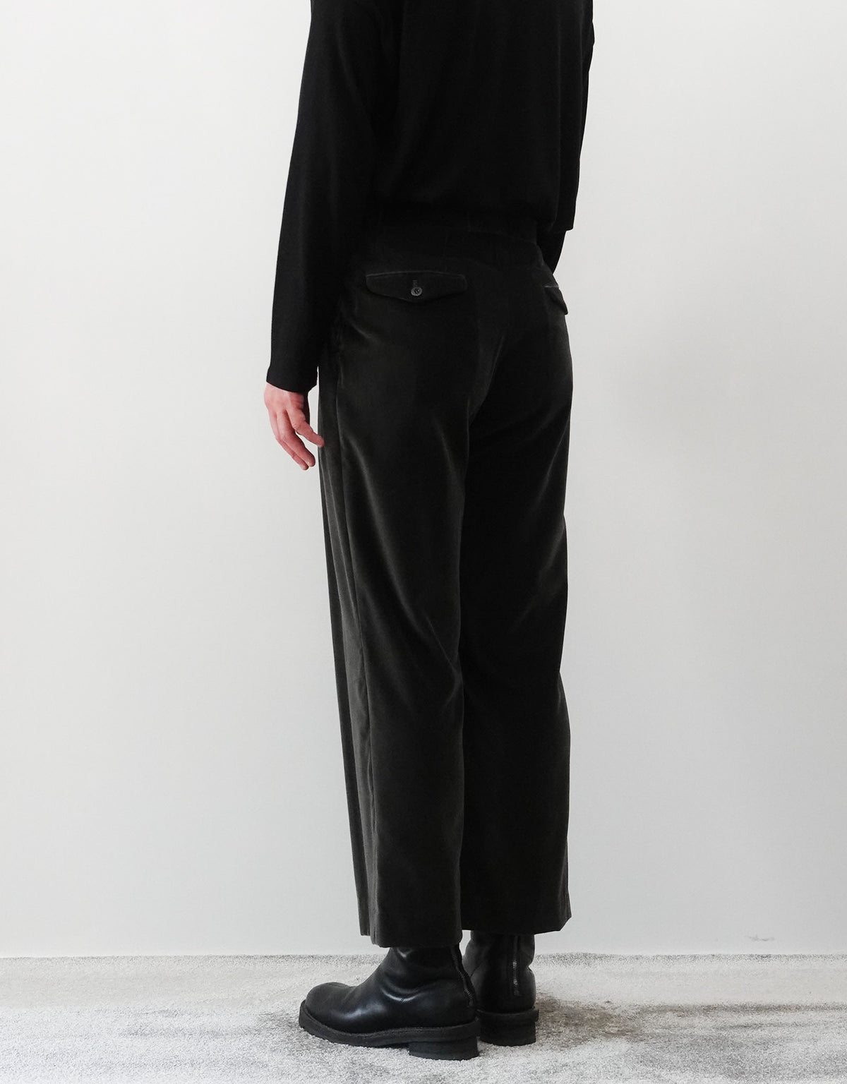 根津洋品店 SUPIMA VELVET FOUR PLEATS PANTALON チャコールグレー 右斜め後ろ全体シルエット