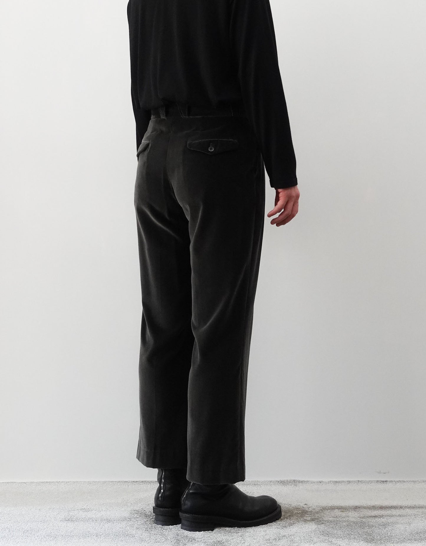 根津洋品店 SUPIMA VELVET FOUR PLEATS PANTALON チャコールグレー 左斜め後ろ全体シルエット