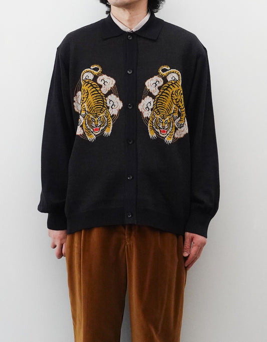 SOUVENIR JACQUARD KNIT SHIRT スーベニアジャガードニットシャツ チャコール 正面上半身着用