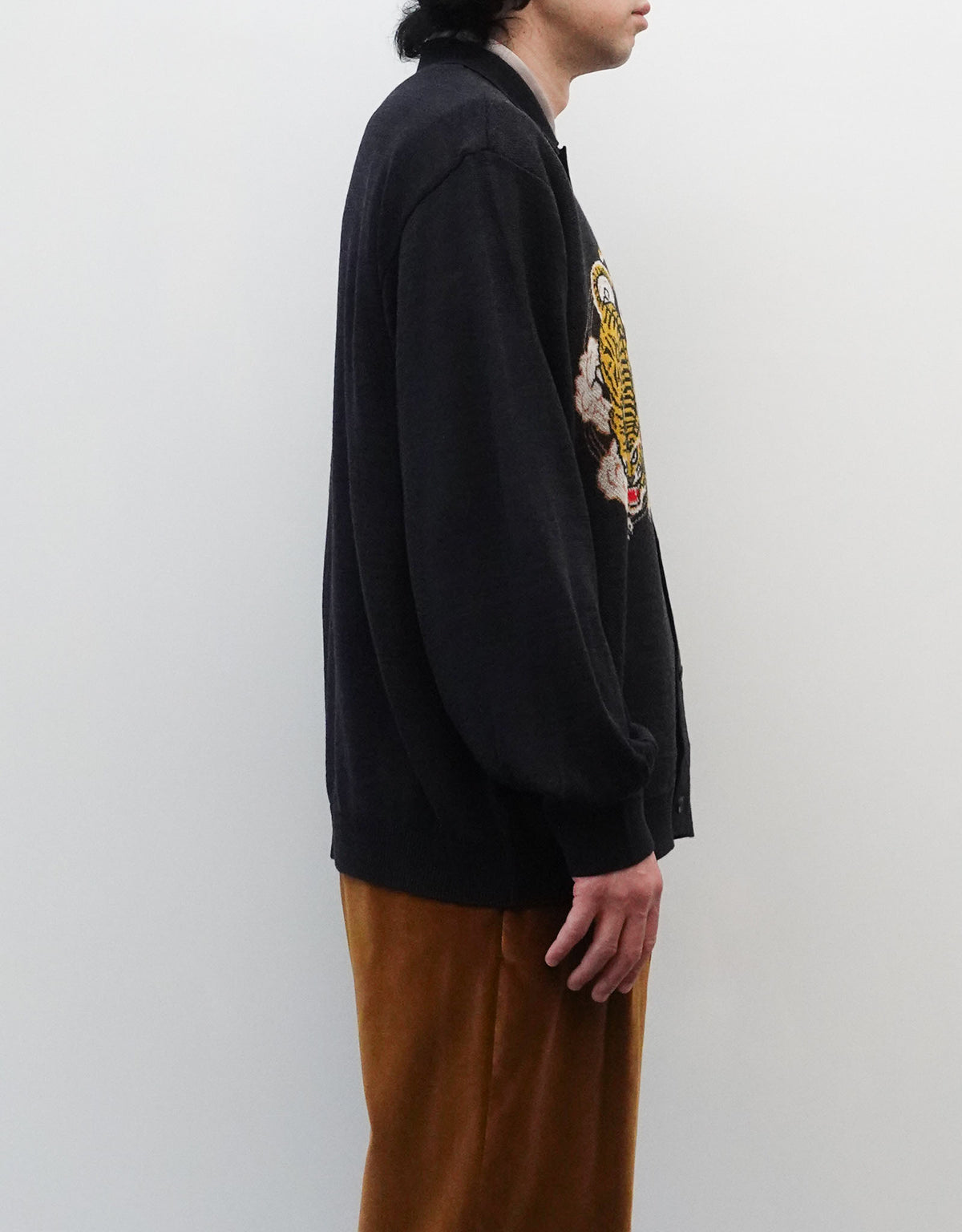 SOUVENIR JACQUARD KNIT SHIRT スーベニアジャガードニットシャツ チャコール 上半身左横向き