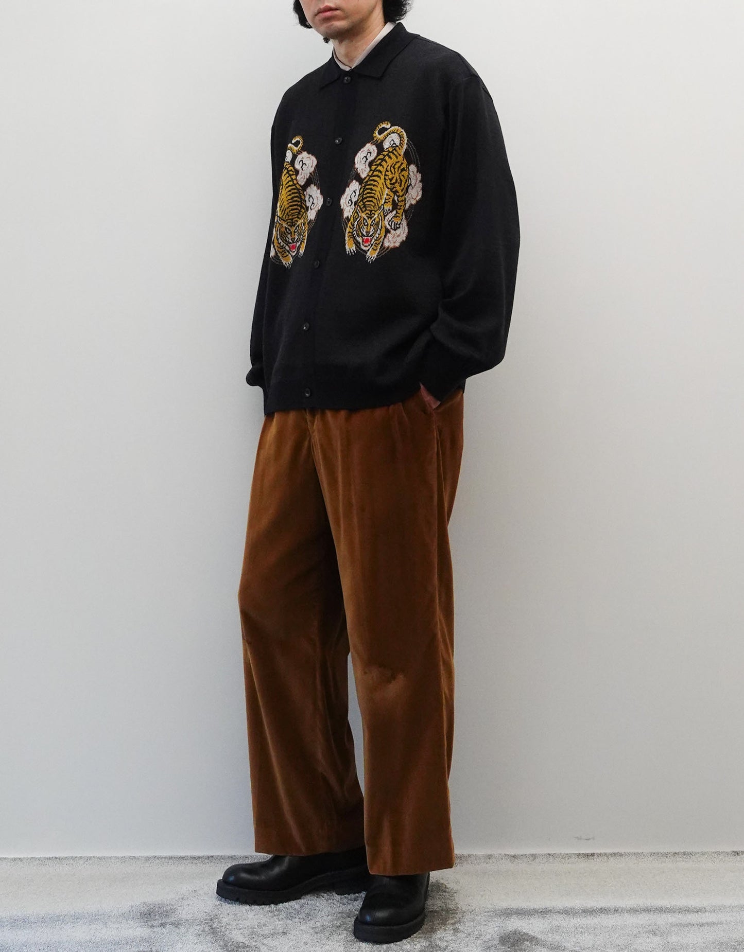 SOUVENIR JACQUARD KNIT SHIRT スーベニアジャガードニットシャツ チャコール 全身スタイリング 右斜め前向き 左手ポケットに入れている