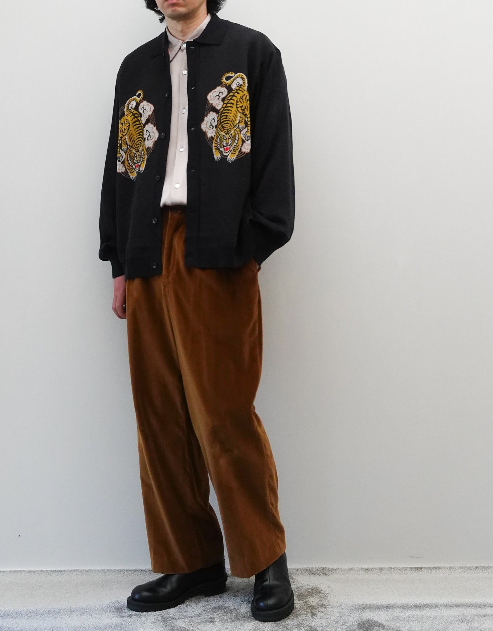 SOUVENIR JACQUARD KNIT SHIRT スーベニアジャガードニットシャツ チャコール 全身スタイリング 正面