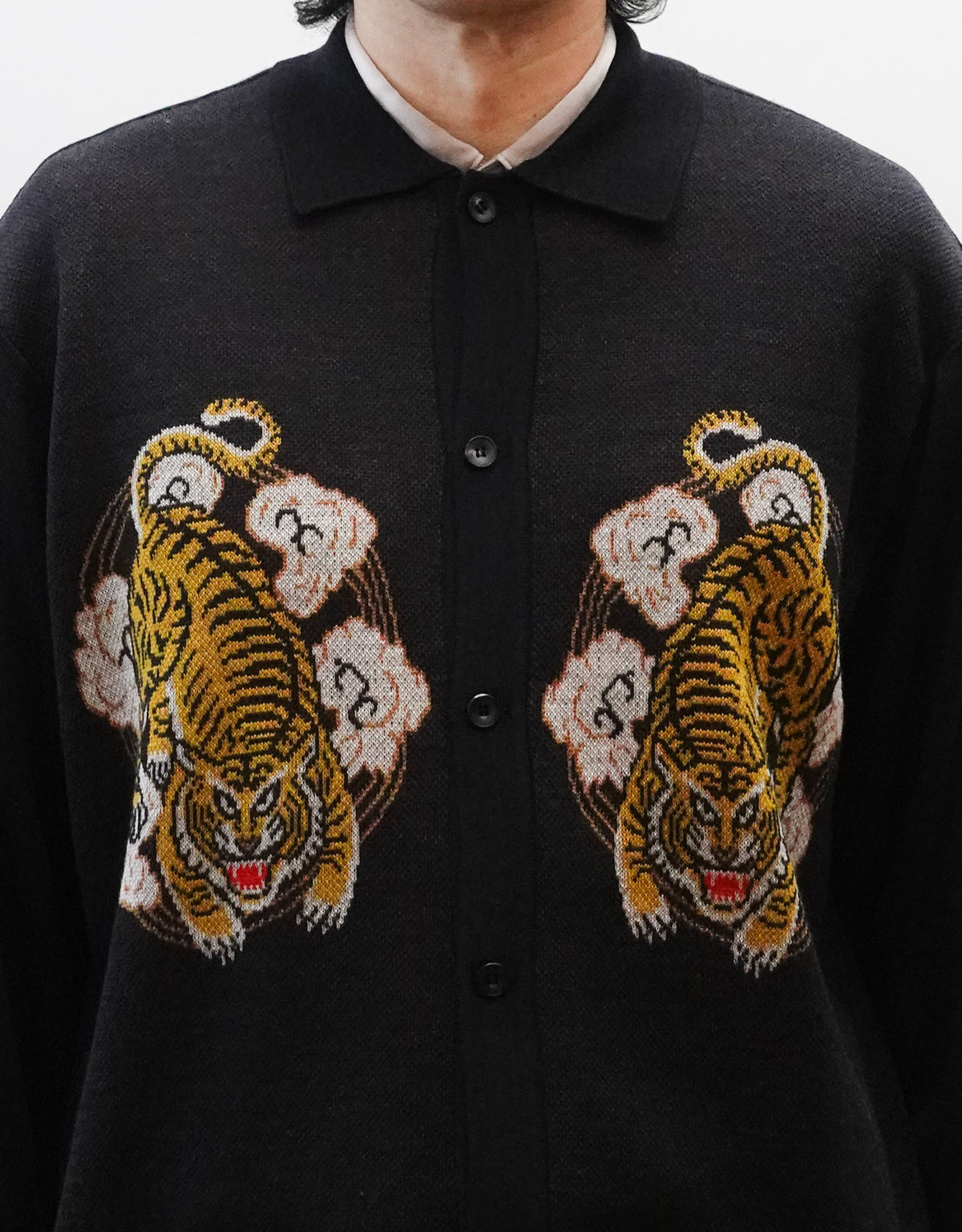 SOUVENIR JACQUARD KNIT SHIRT スーベニアジャガードニットシャツ チャコール 胸の虎柄アップ