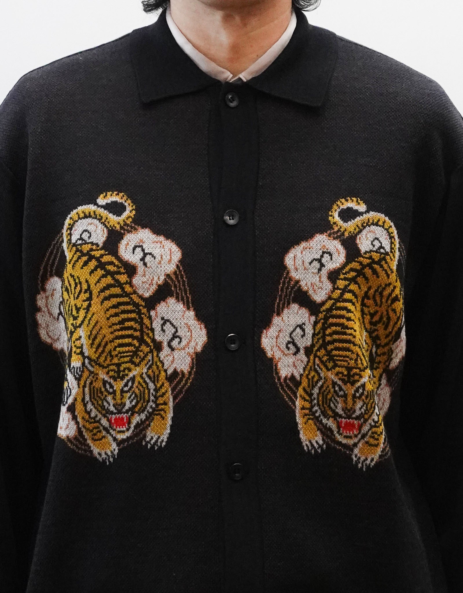 SOUVENIR JACQUARD KNIT SHIRT スーベニアジャガードニットシャツ チャコール 胸の虎柄アップ