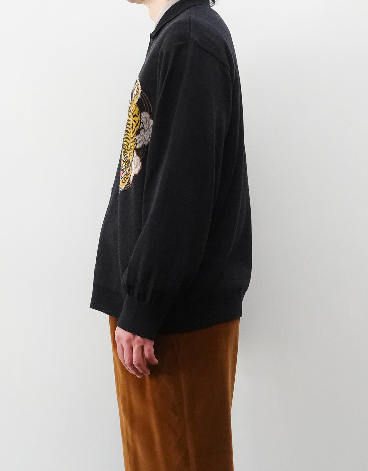 SOUVENIR JACQUARD KNIT SHIRT スーベニアジャガードニットシャツ チャコール 上半身右横向き