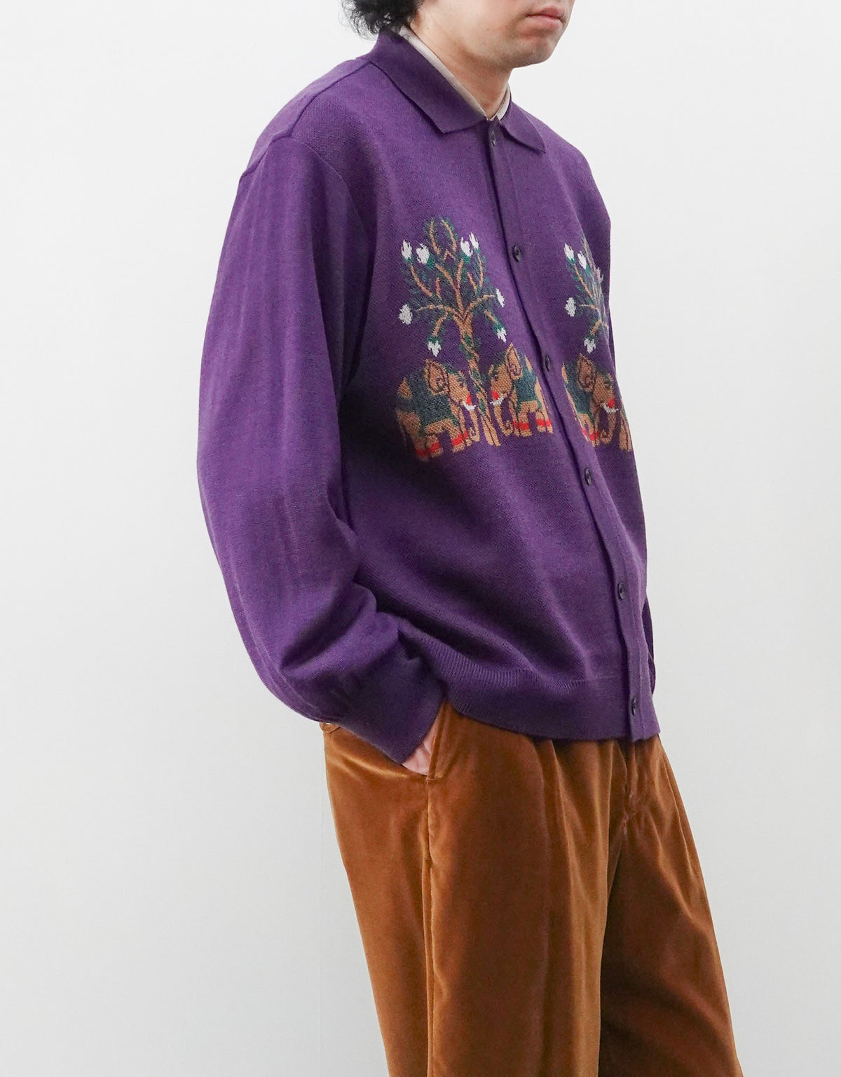SOUVENIR JACQUARD KNIT SHIRT スーベニアジャガードニットシャツ パープル 全身スタイリング 上半身左向き 右手をパンツのポケットに入れている