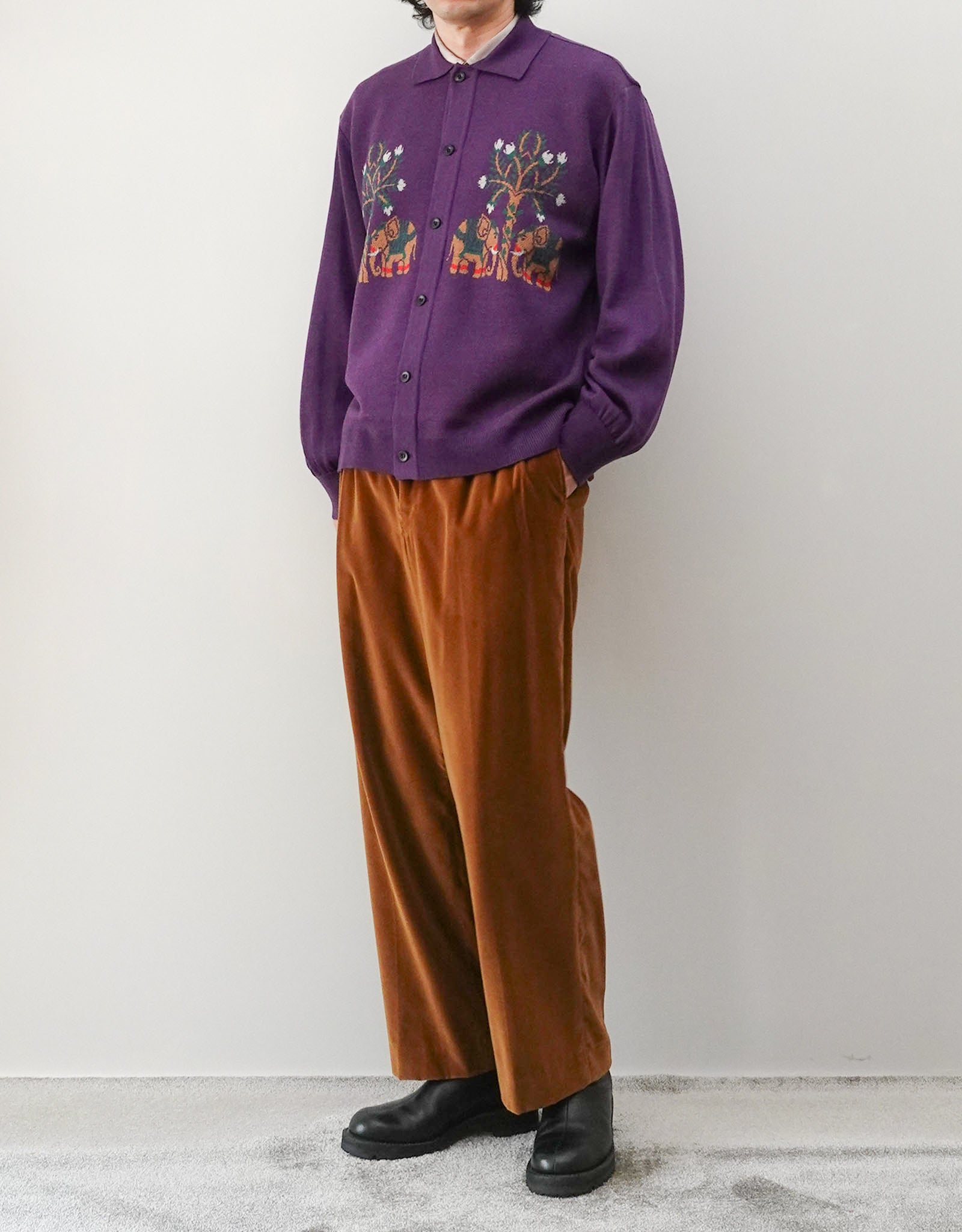 SOUVENIR JACQUARD KNIT SHIRT スーベニアジャガードニットシャツ パープル 全身スタイリング 正面 左手をポケットに入れている