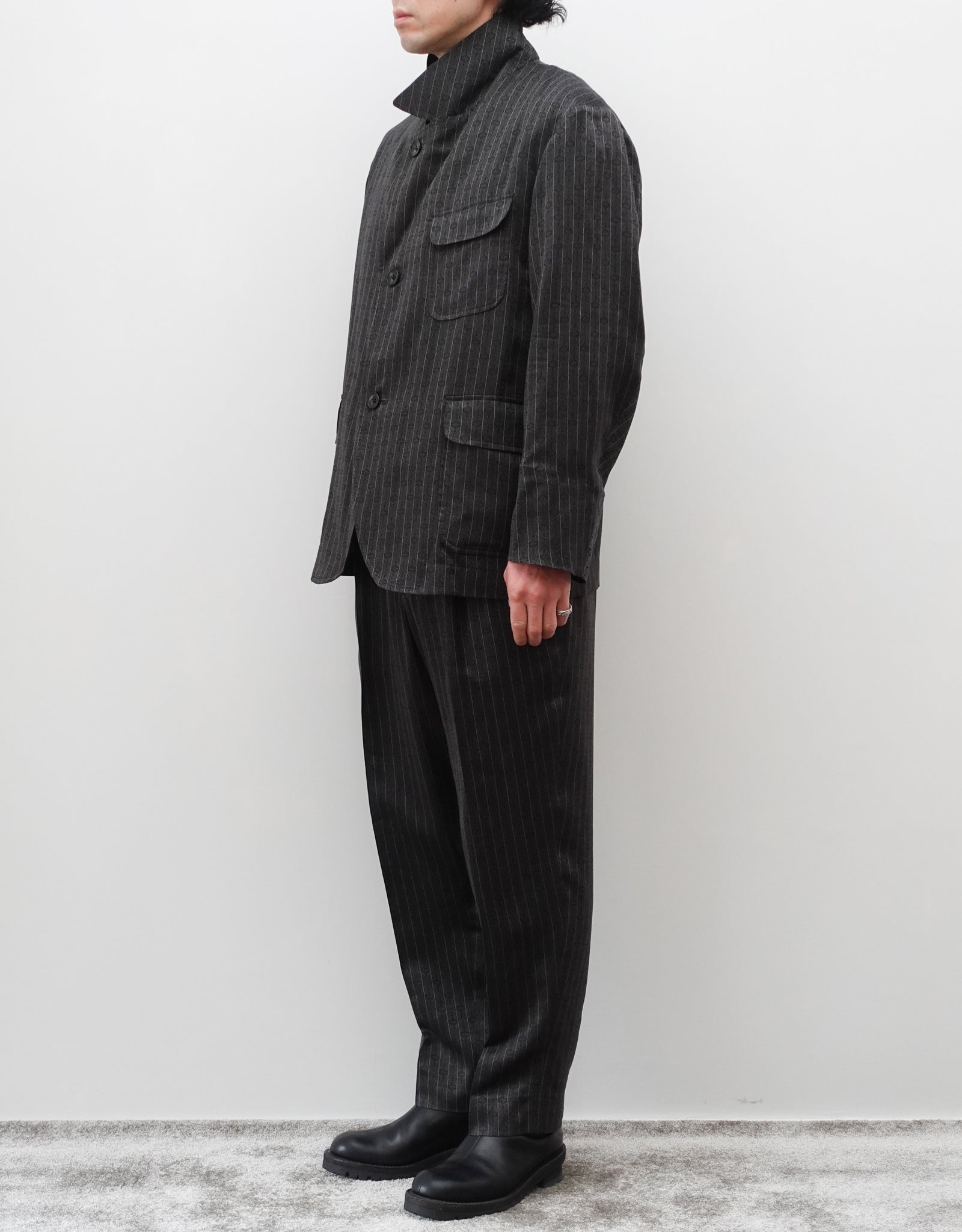 NEZU YO-HINTEN(根津洋品店) シルビアンジャケット ジャガード ストライプ ジャングルグリーン 通販 184cm着用イメージ 全身 右斜め前 セットアップ セレクトショップ VOUILLON