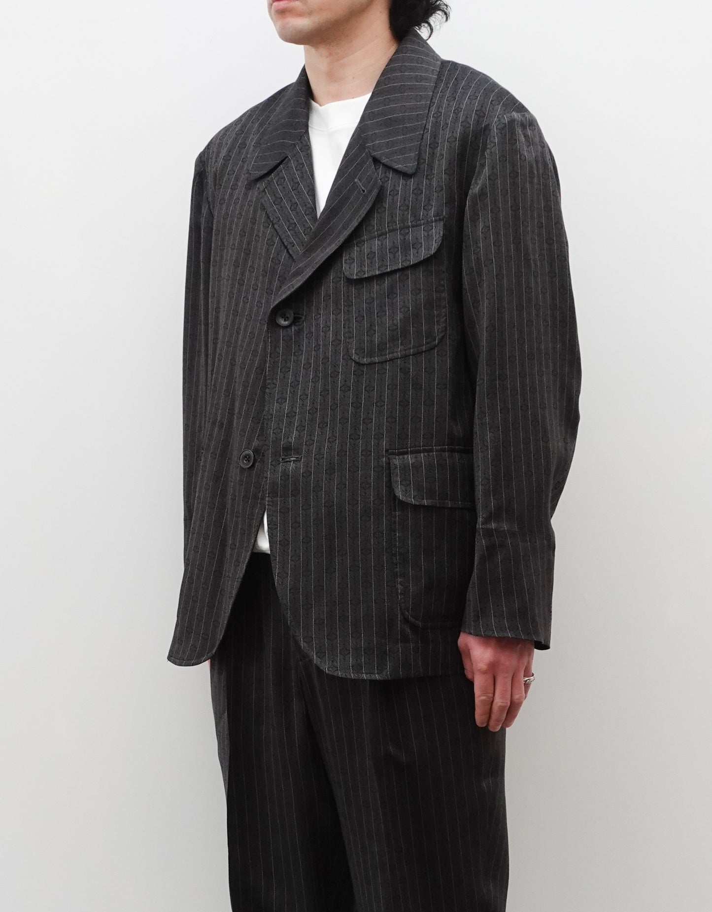 NEZU YO-HINTEN(根津洋品店) シルビアンジャケット ジャガード ストライプ ジャングルグリーン 通販 184cm着用イメージ 上半身 右斜め前 セレクトショップ VOUILLON
