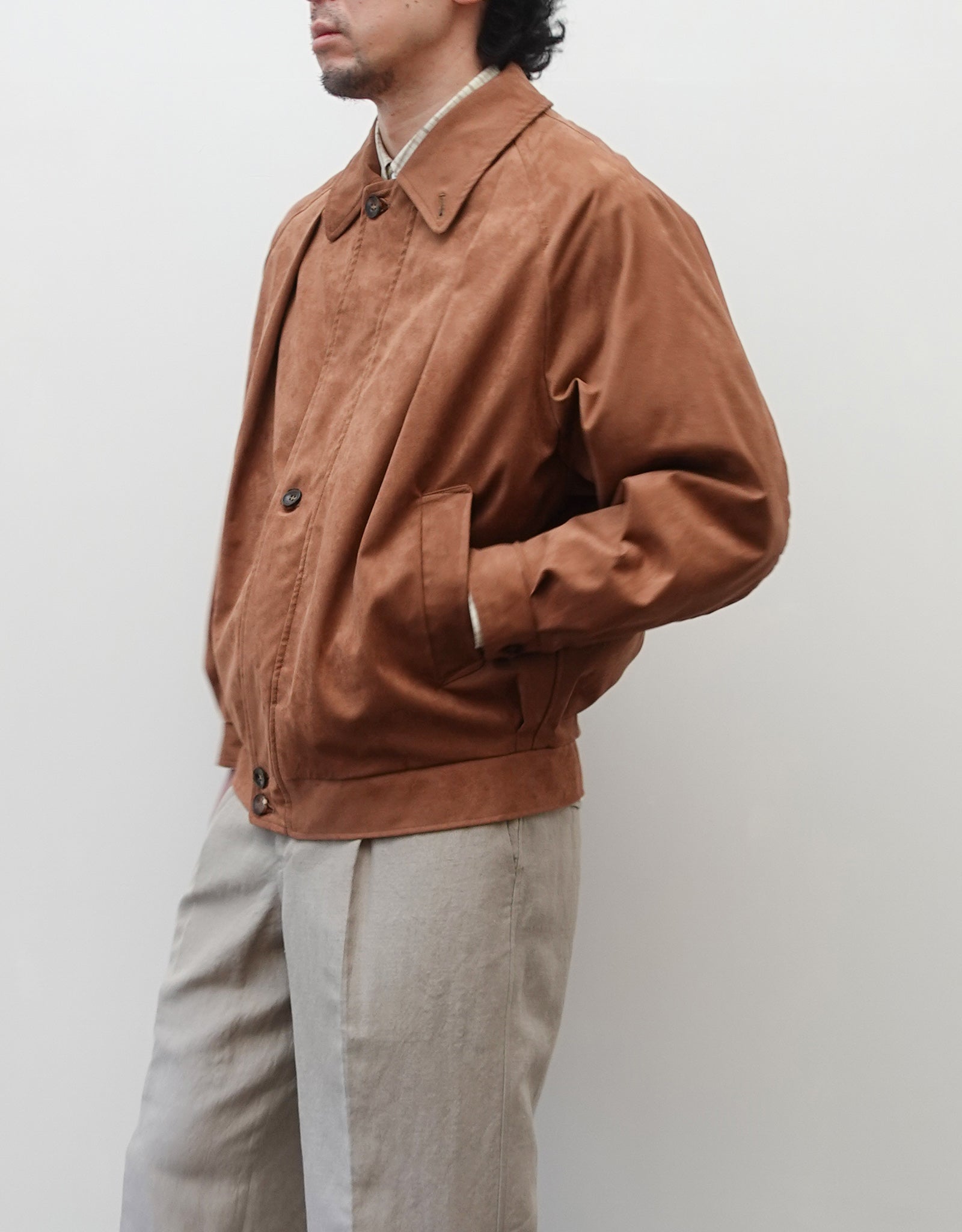 NEZU YO-HINTEN(根津洋品店) スウィングトップブルゾン サスティナブルレザー スエード ブラウン なめらかでしなやかな素材感 通販 184cm着画 動画 セレクトショップ VOUILLON