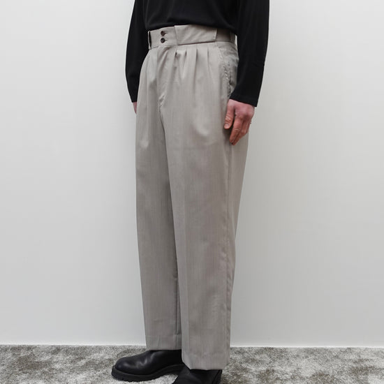 NEZU YO-HINTEN(根津洋品店) フォープリーツパンタロン 梳毛ウール ライトベージュ 薄手でしなやかで高級感がある生地 通販 184cm着画  動画 セレクトショップ VOUILLON