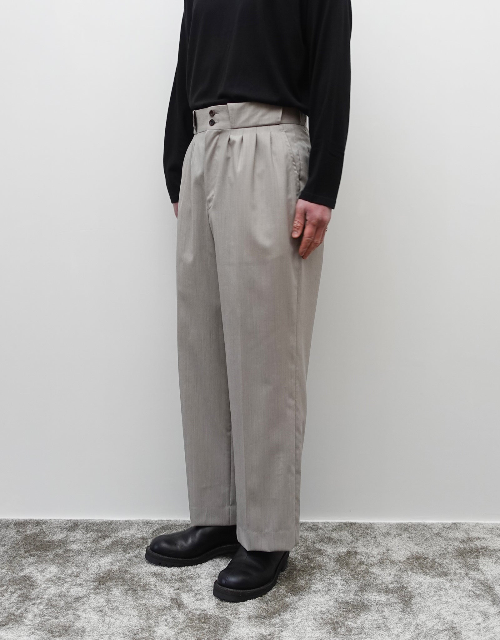 NEZU YO-HINTEN(根津洋品店) フォープリーツパンタロン 梳毛ウール ライトベージュ 薄手でしなやかで高級感がある生地 通販 184cm着画  動画 セレクトショップ VOUILLON