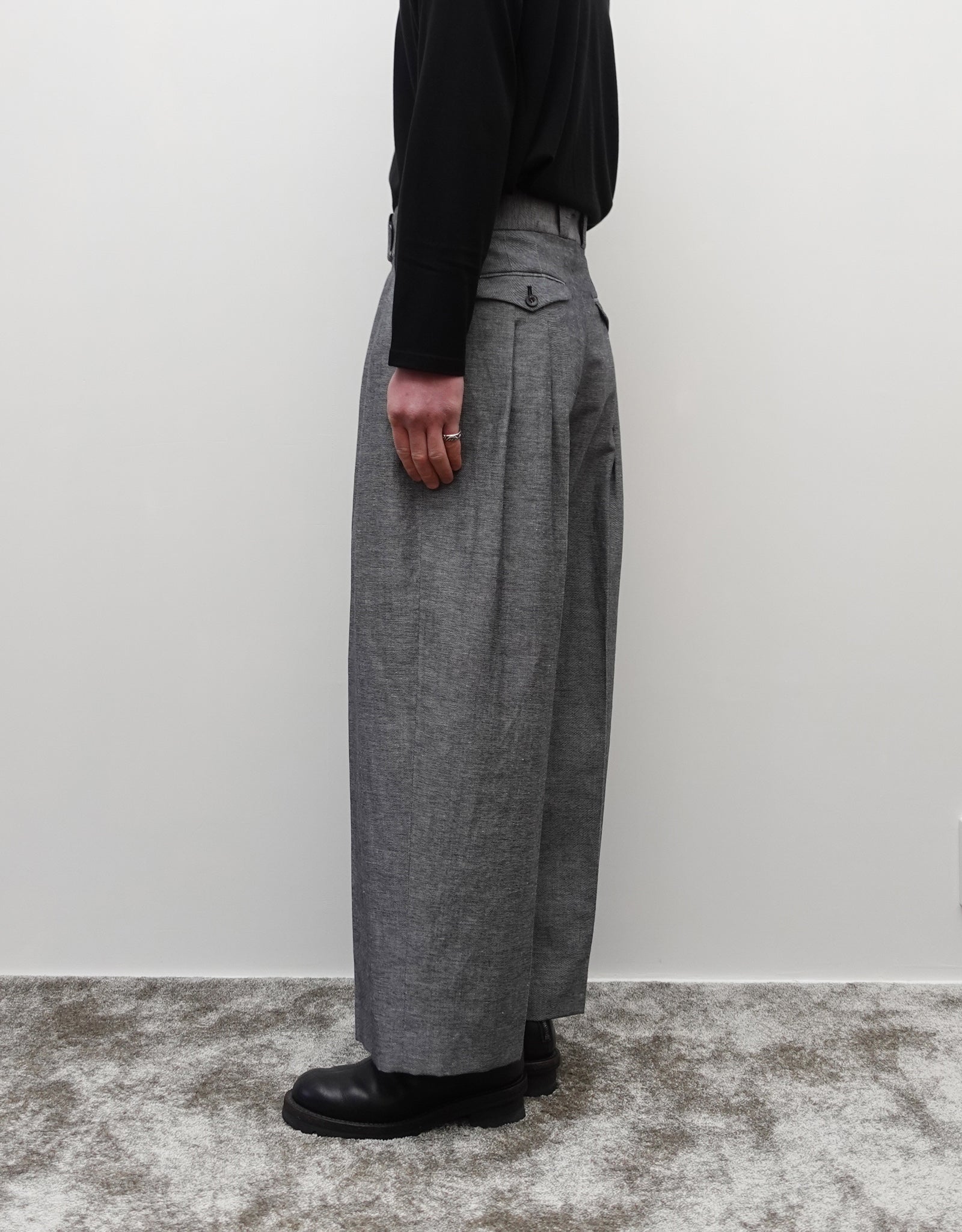 NEZU YO-HINTEN(根津洋品店) TANGO PANTS シャークスキン ブラック さらっとした肌触りで通年快適 通販 184cm着画 下半身 動画 セレクトショップ VOUILLON