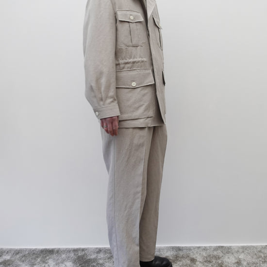 NEZU YO-HINTEN(根津洋品店) リネン ウール トロピカルジャケット ベージュよりのグレーカラー 上品で清涼感がある 通販 184cm着用イメージ 上半身 動画 セレクトショップ VOUILLON