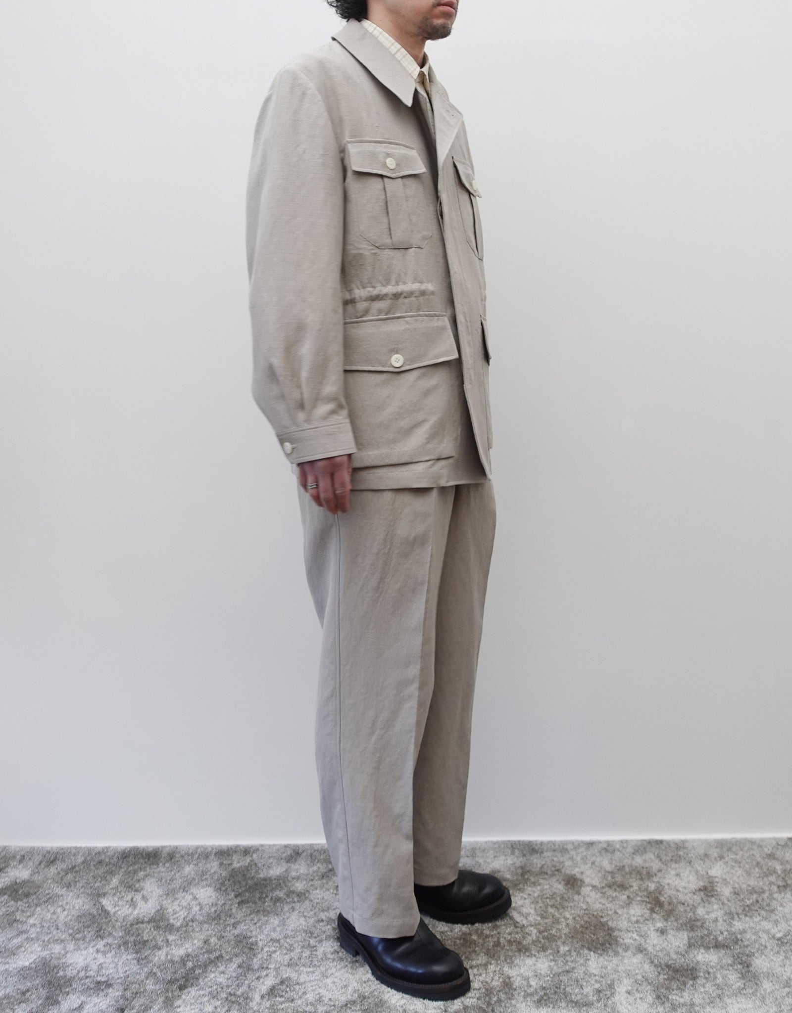 NEZU YO-HINTEN(根津洋品店) リネン ウール トロピカルジャケット ベージュよりのグレーカラー 上品で清涼感がある 通販 184cm着用イメージ 上半身 動画 セレクトショップ VOUILLON