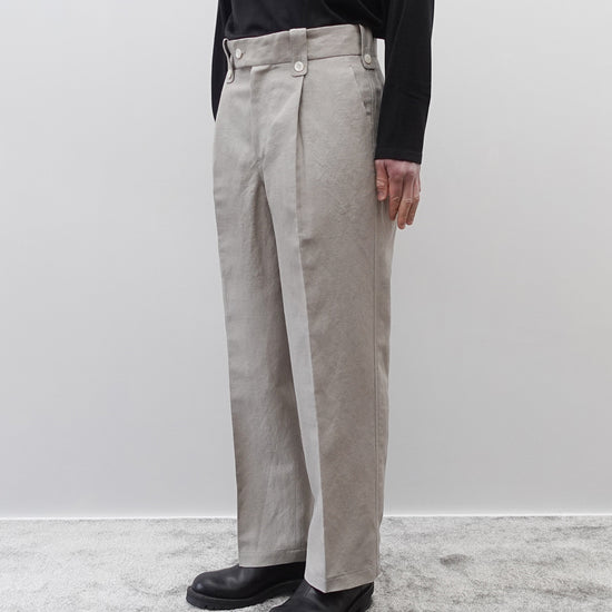 NEZU YO-HINTEN(根津洋品店) リネン ウール ワンプリーツ スラックス グルカパンツデザイン ベージュよりのグレーカラー 通販 184cm着用イメージ 下半身 動画 セレクトショップ VOUILLON