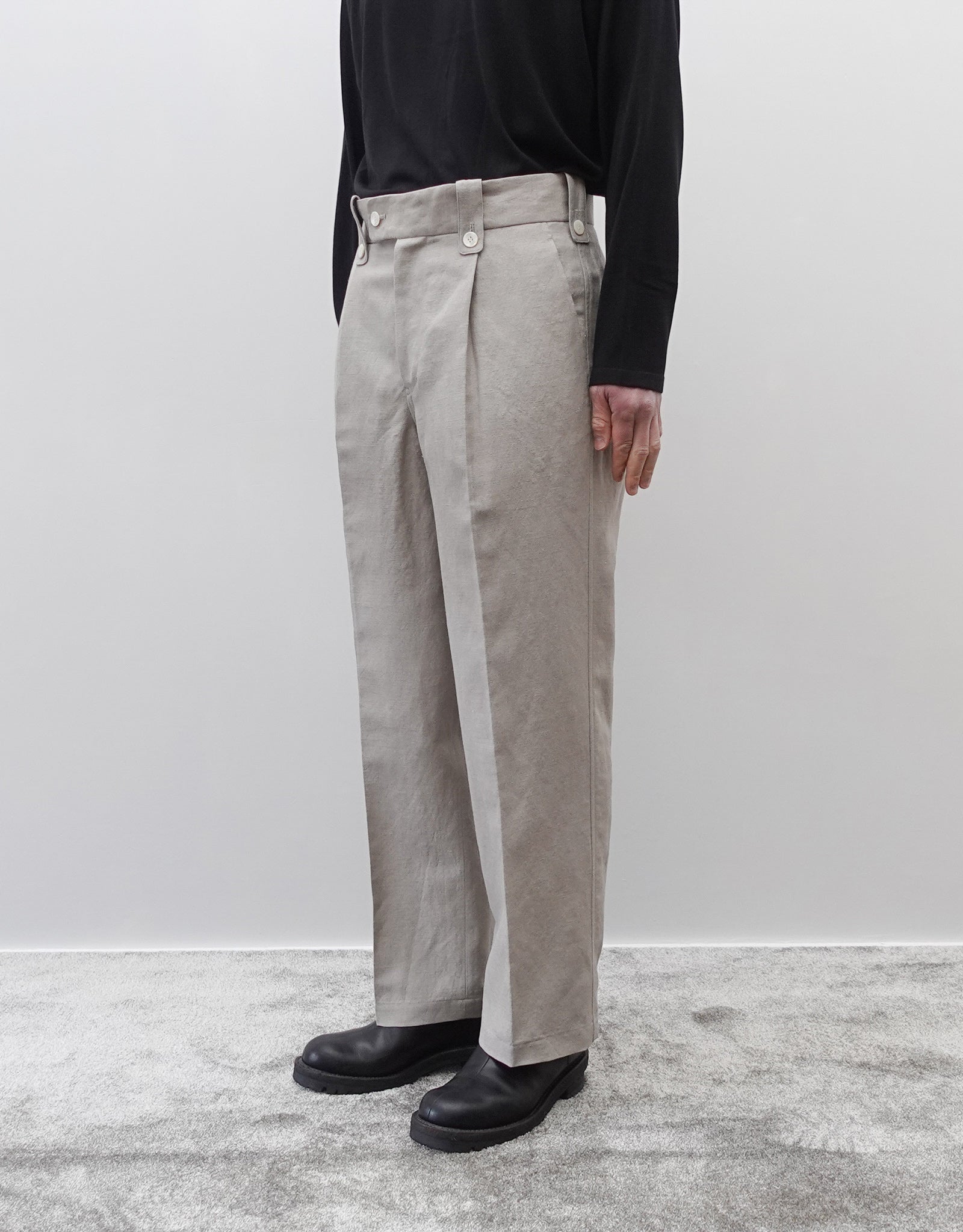 NEZU YO-HINTEN(根津洋品店) リネン ウール ワンプリーツ スラックス グルカパンツデザイン ベージュよりのグレーカラー 通販 184cm着用イメージ 下半身 動画 セレクトショップ VOUILLON