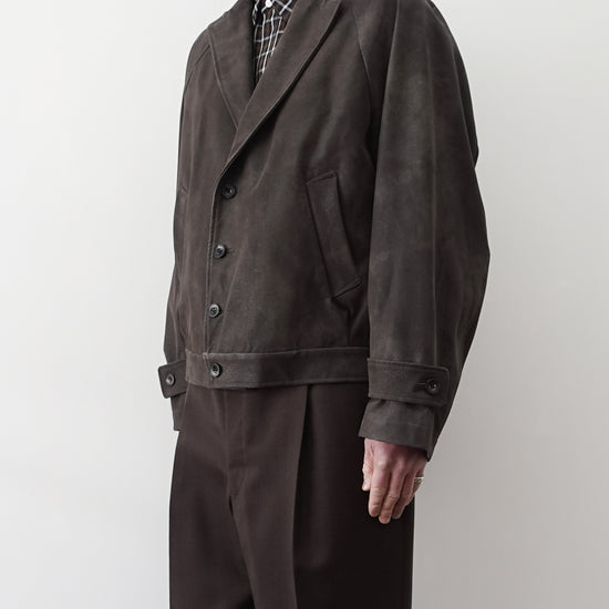 NEZU YO-HINTEN(根津洋品店) ショートジャケット シンセティックレザー  スエード グレー コートをブルゾン仕様にしたデザイン 通販 184cm着用イメージ 動画 セレクトショップ VOUILLON