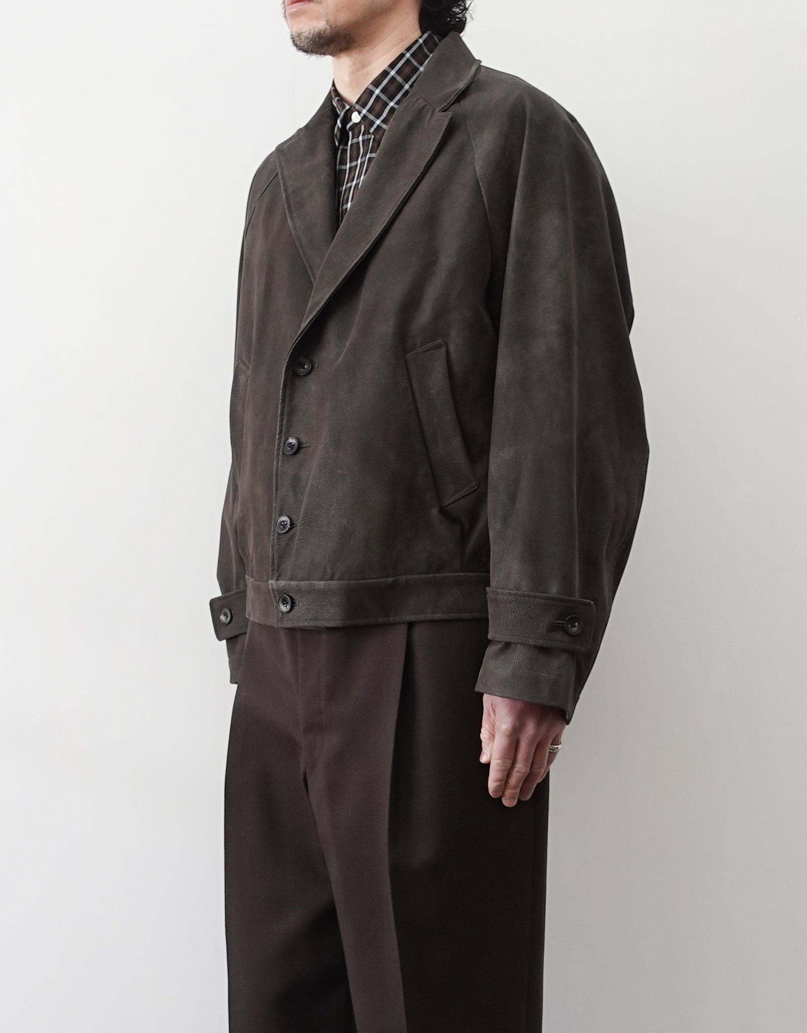 NEZU YO-HINTEN(根津洋品店) ショートジャケット シンセティックレザー  スエード グレー コートをブルゾン仕様にしたデザイン 通販 184cm着用イメージ 動画 セレクトショップ VOUILLON