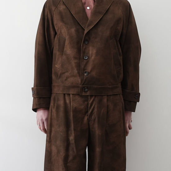 NEZU YO-HINTEN(根津洋品店) ショートジャケット シンセティックレザー  スエード ブラウン コートをブルゾン仕様にしたデザイン 通販 184cm着用イメージ 動画 セレクトショップ VOUILLON