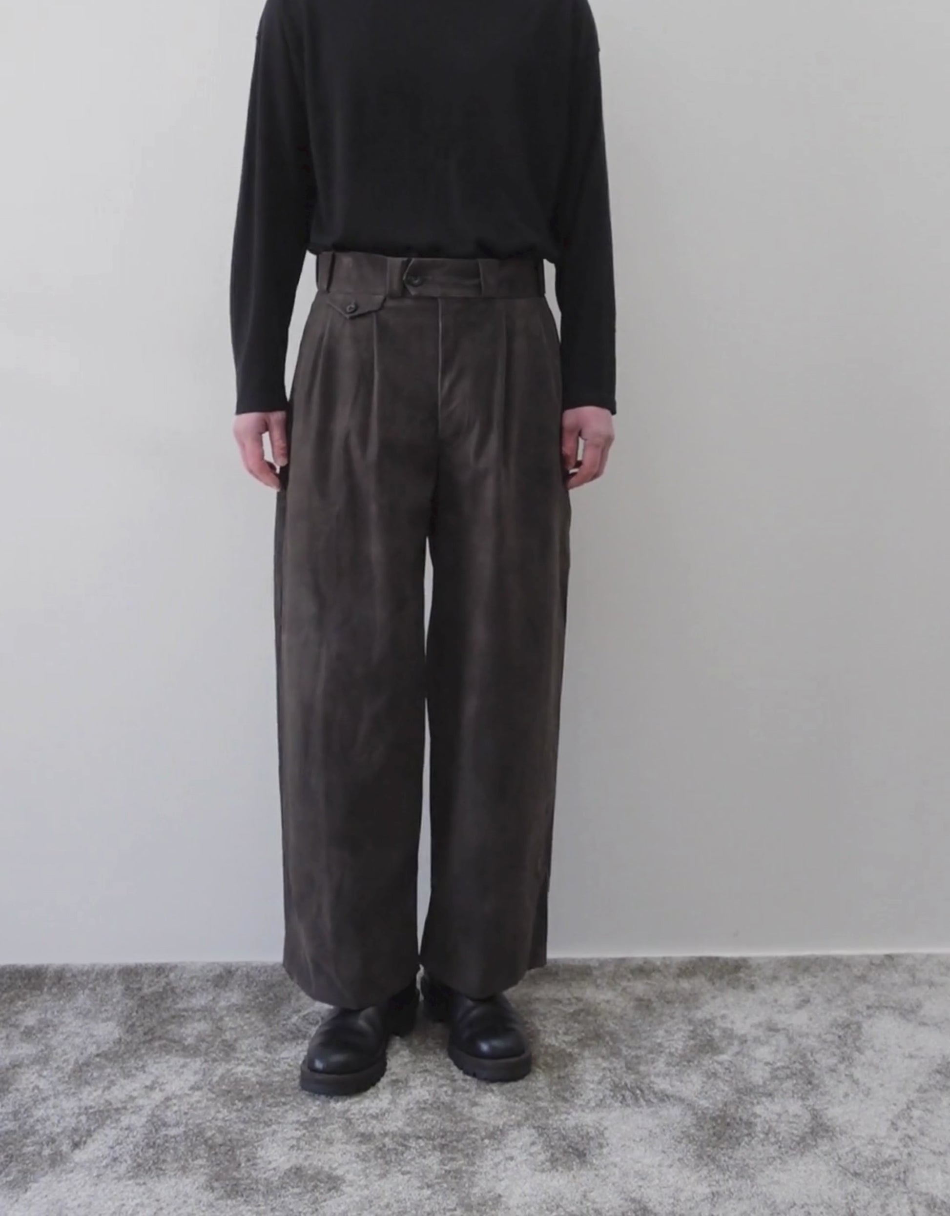 NEZU YO-HINTEN(根津洋品店) TANGO PANTS ワイドパンツ シンセティックレザー  スエード グレー 通販 184cm着用イメージ 下半身 動画 セレクトショップ VOUILLON